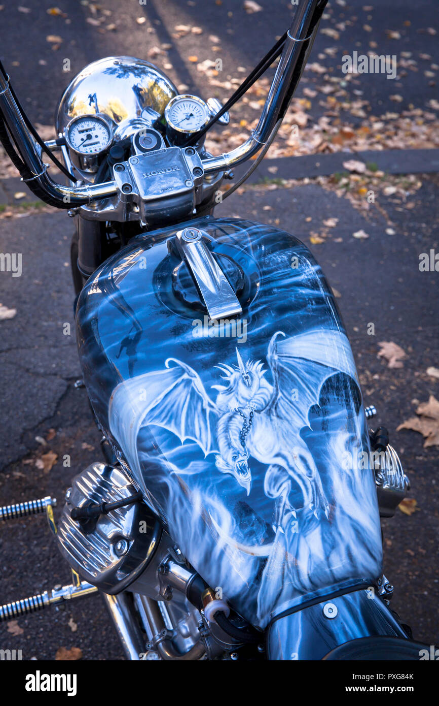 Aerógrafo el depósito de una motocicleta, en Colonia, Alemania. Eines depósito Motorrades mit Airbrush-Gemaelde, Koeln, Deutschland. Foto de stock
