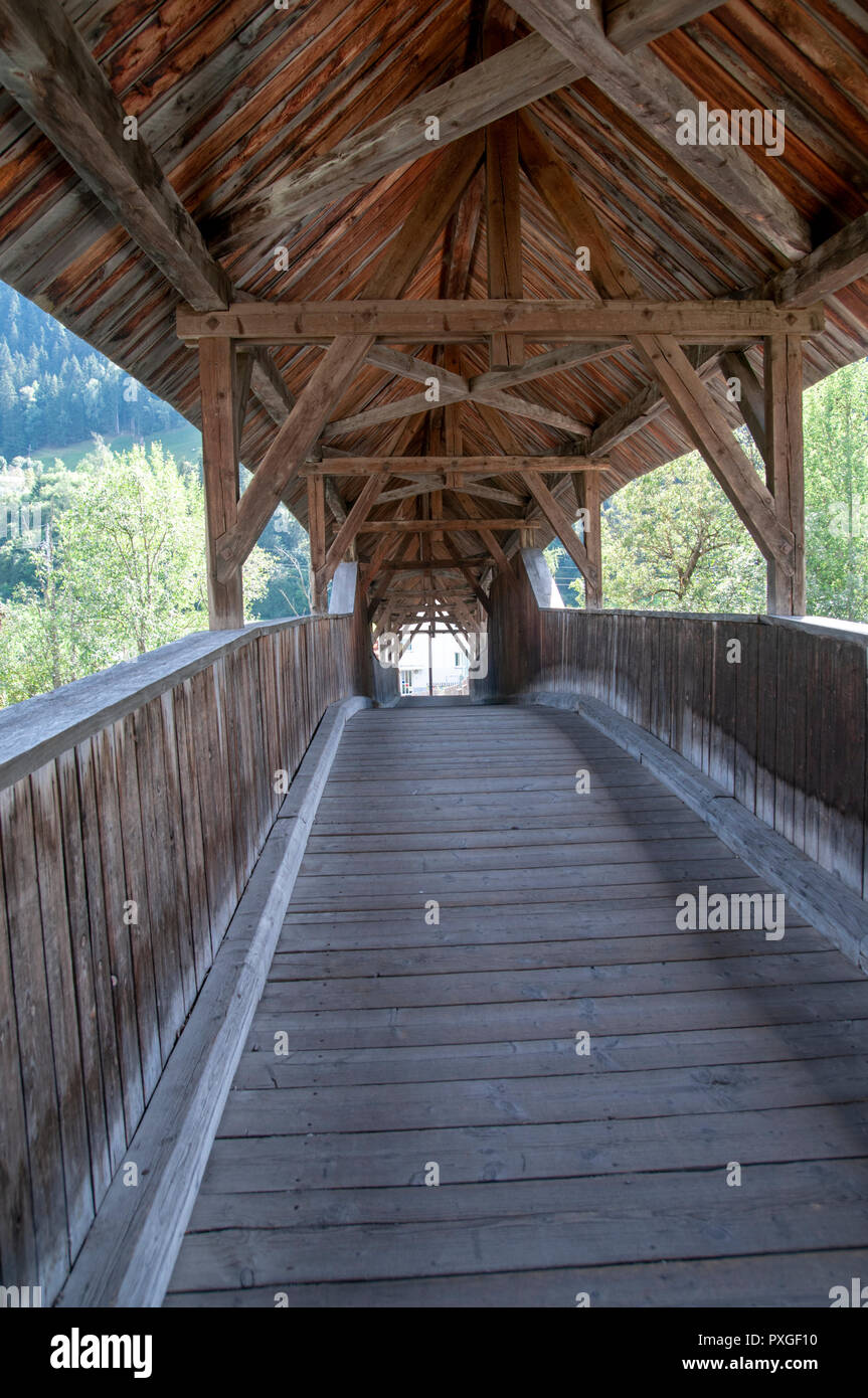 Un puente peatonal de madera sobre el río Inn cerca Prutz, Tirol, Austria Foto de stock