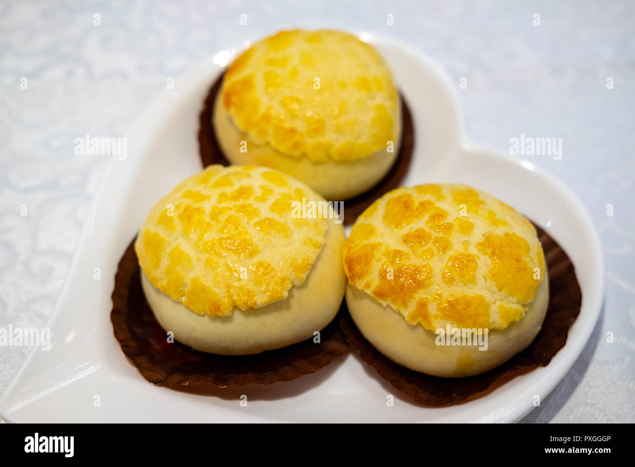 Pineapple bun pre-rellenas con cerdo a la barbacoa, cerdo a la Barbacoa, pastelería (char siew sou) Foto de stock