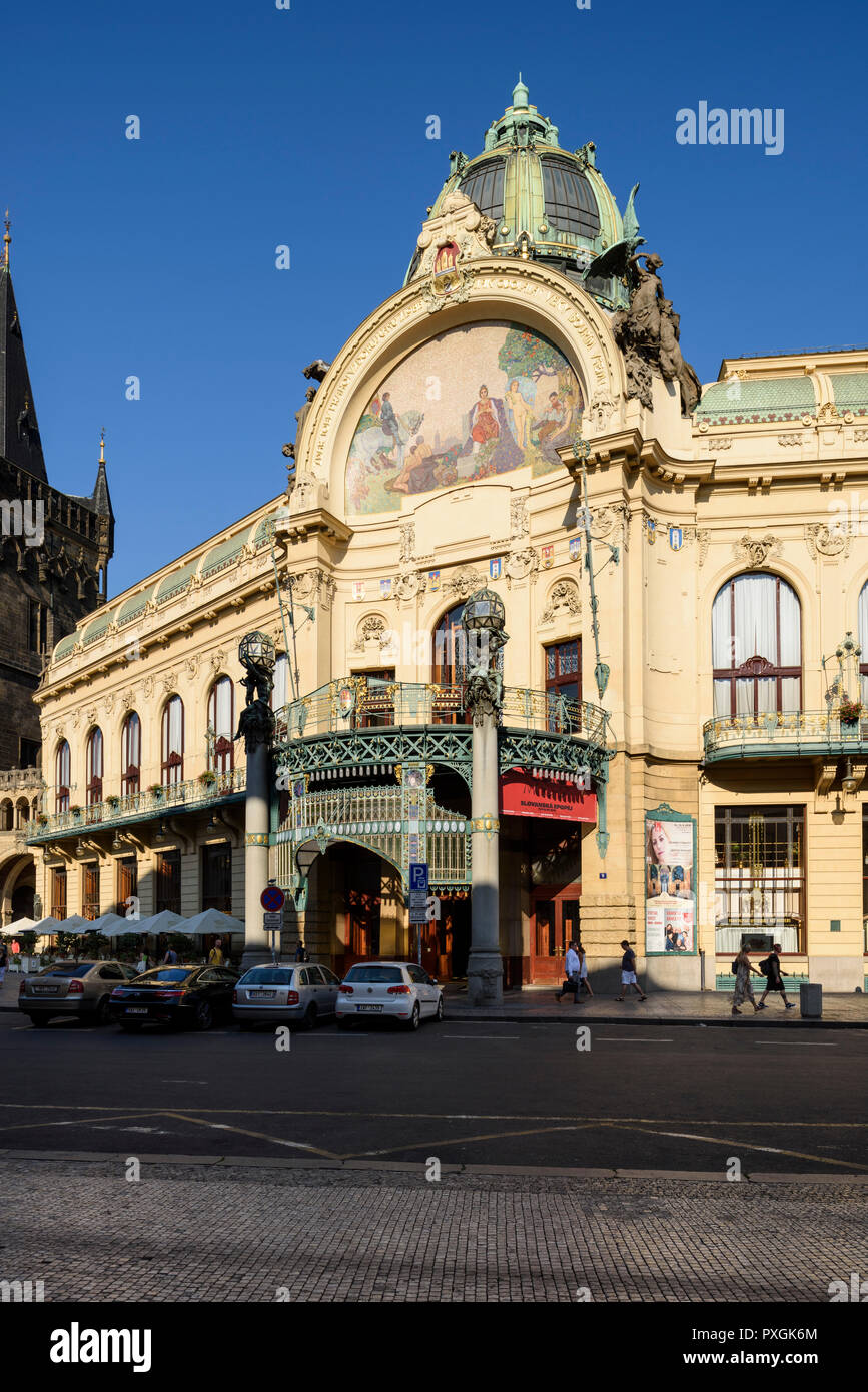 Praga. República Checa. El Art Nouveau Obecní dům (Casa Municipal) en náměstí Republiky. Diseñado por Antonín Balšánek y Osvald Polívka, y construido Foto de stock