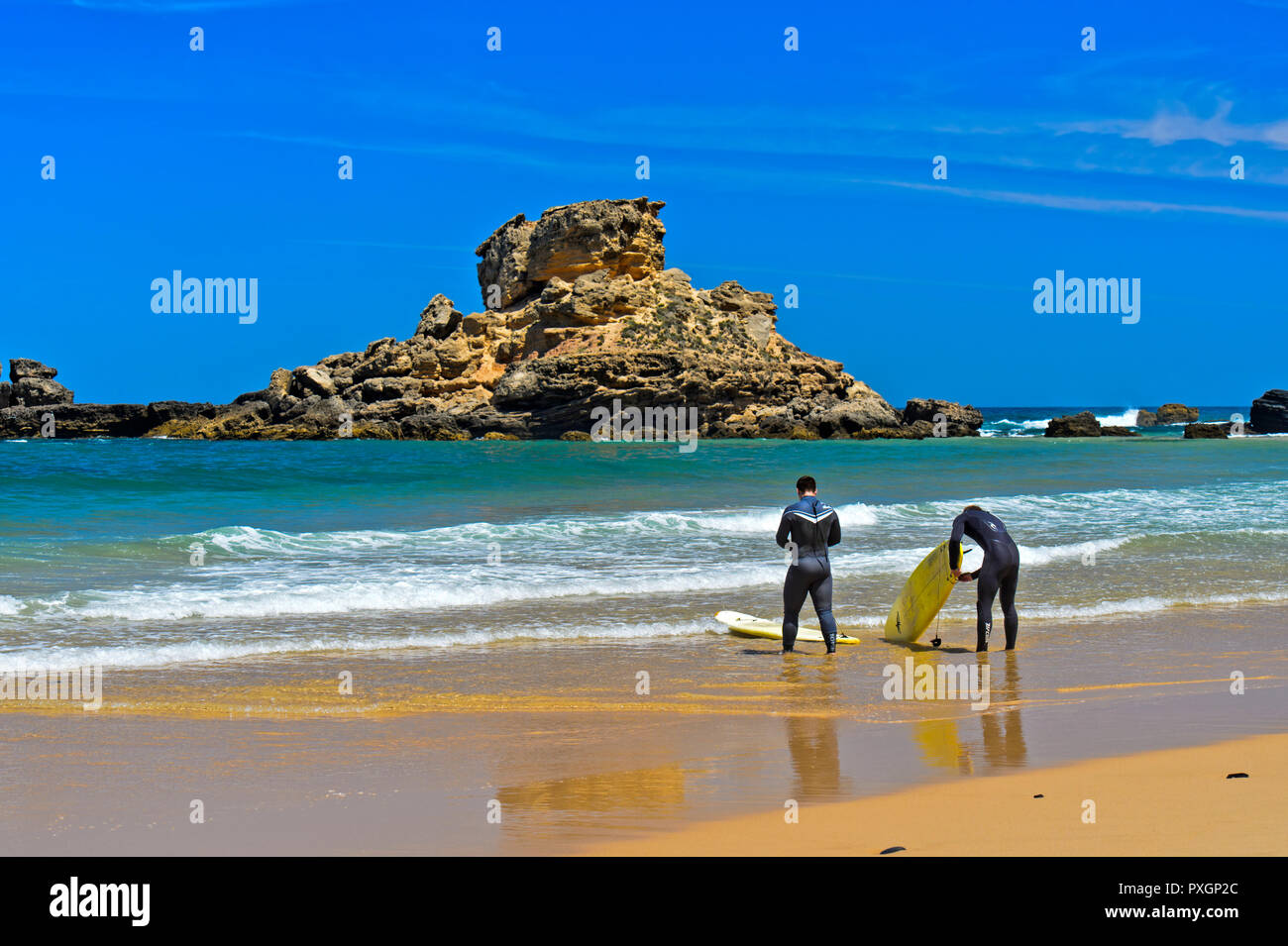 Surfista en la playa Praia do Castelejo en la Costa Costa Vicentina, Vila do Bispo, Portugal Foto de stock