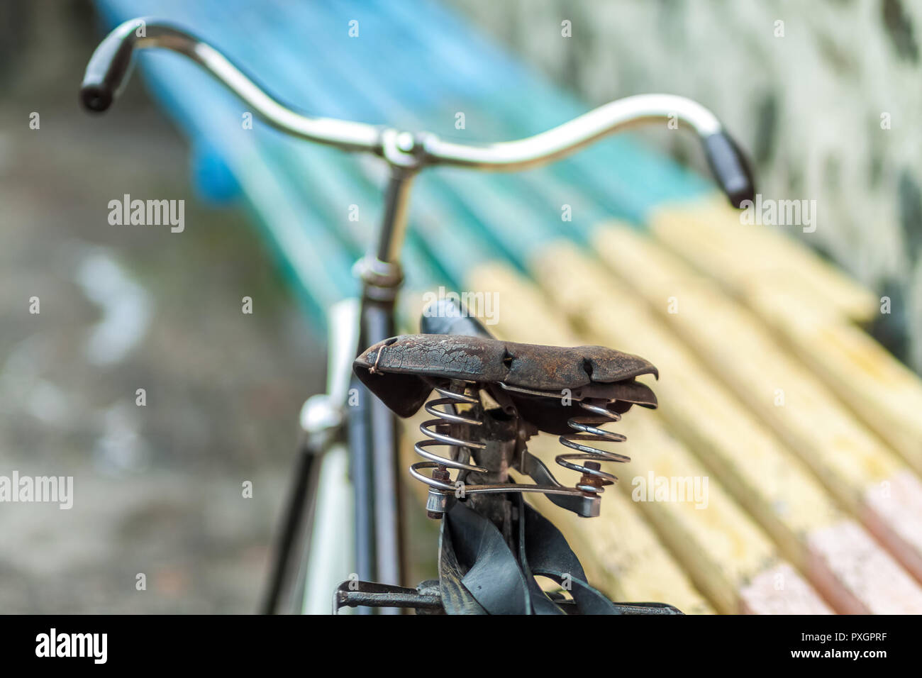 Un viejo asiento de bicicleta con un muelle amortiguador. Vintage bicicleta  en la pared de piedra de fondo Fotografía de stock - Alamy