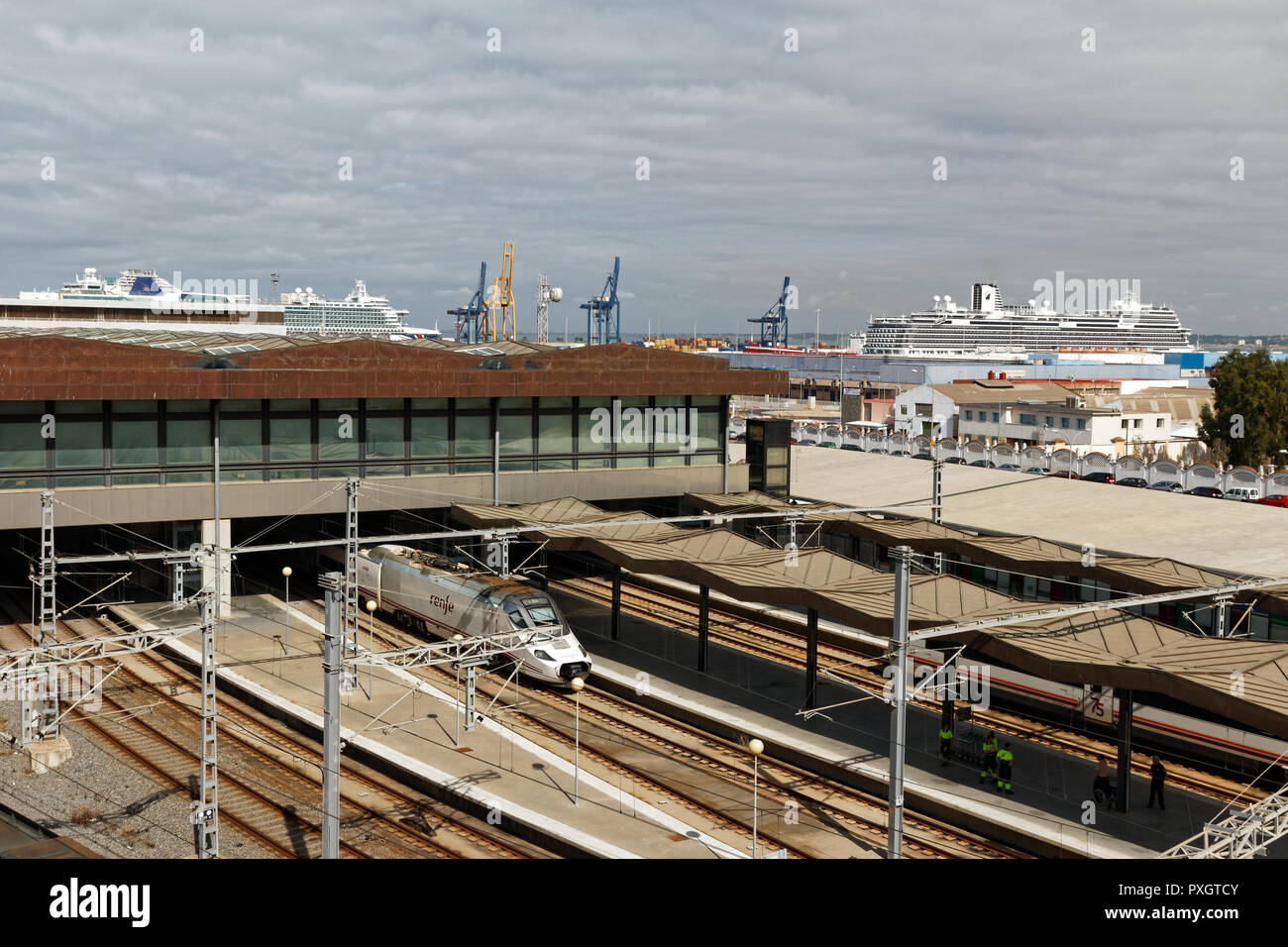 Vistas de la estación de tren y del puerto de Cádiz Fotografía de stock -  Alamy