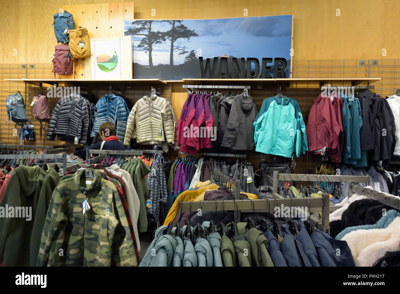 Pasee chaquetas visualizada en REI Inc. Foto de stock