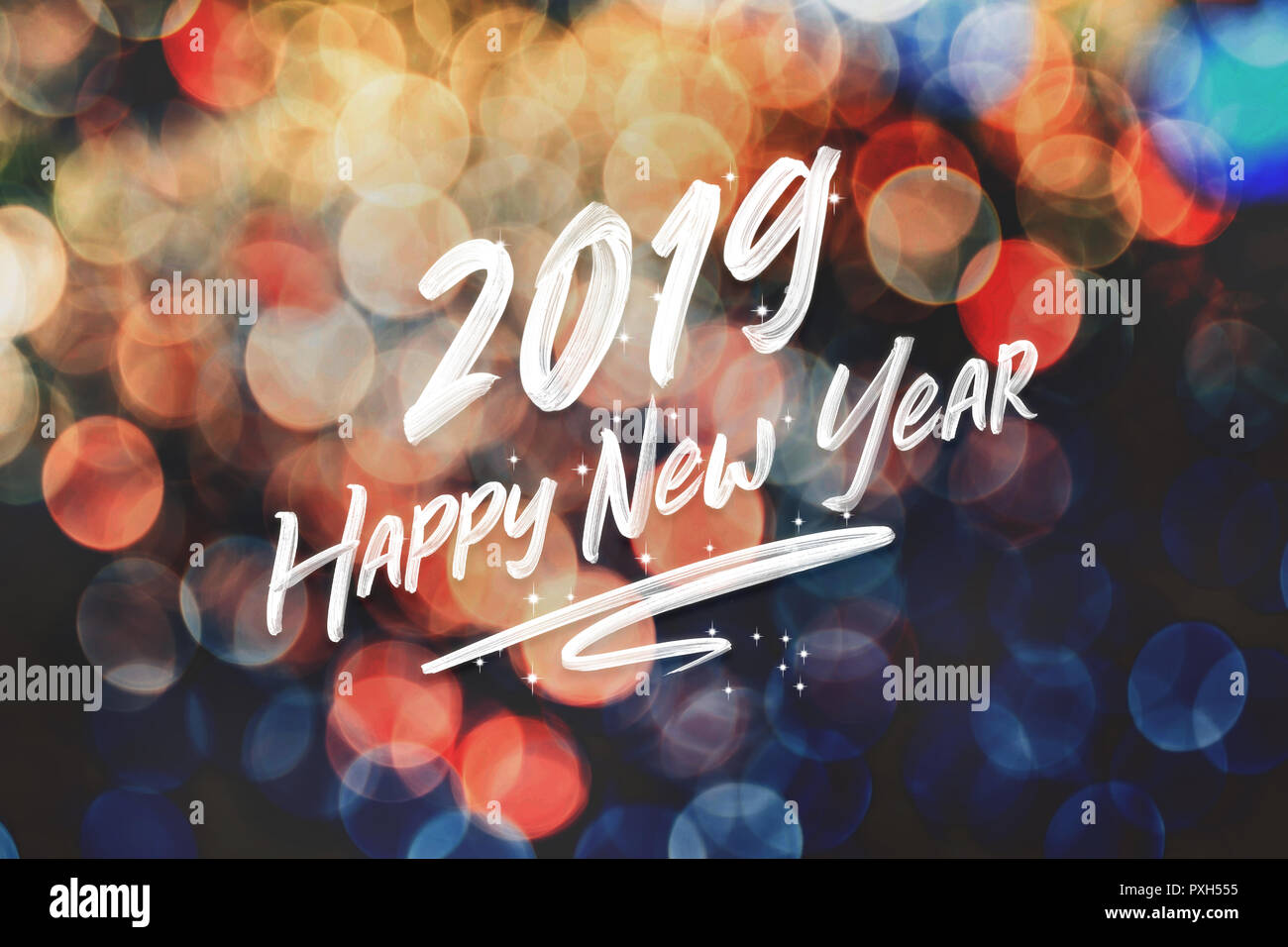 Trazo de pincel caligrafía 2019 Feliz año nuevo en abstracto colorido festivo bokeh de fondo de luz,tarjeta de felicitación Foto de stock
