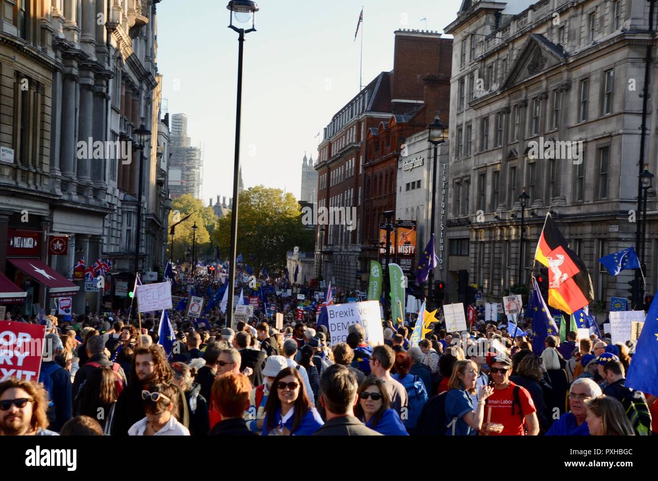 La vista de las muchedumbres marchando hacia abajo whitehall en los pueblos votar en marzo en Londres Octubre 20th 2018 Foto de stock