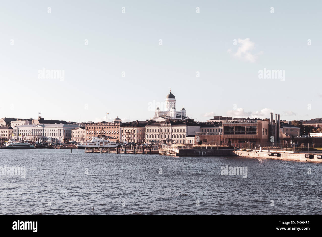 Hafen Helsinki, Finlandia mit Blick auf Dom Foto de stock