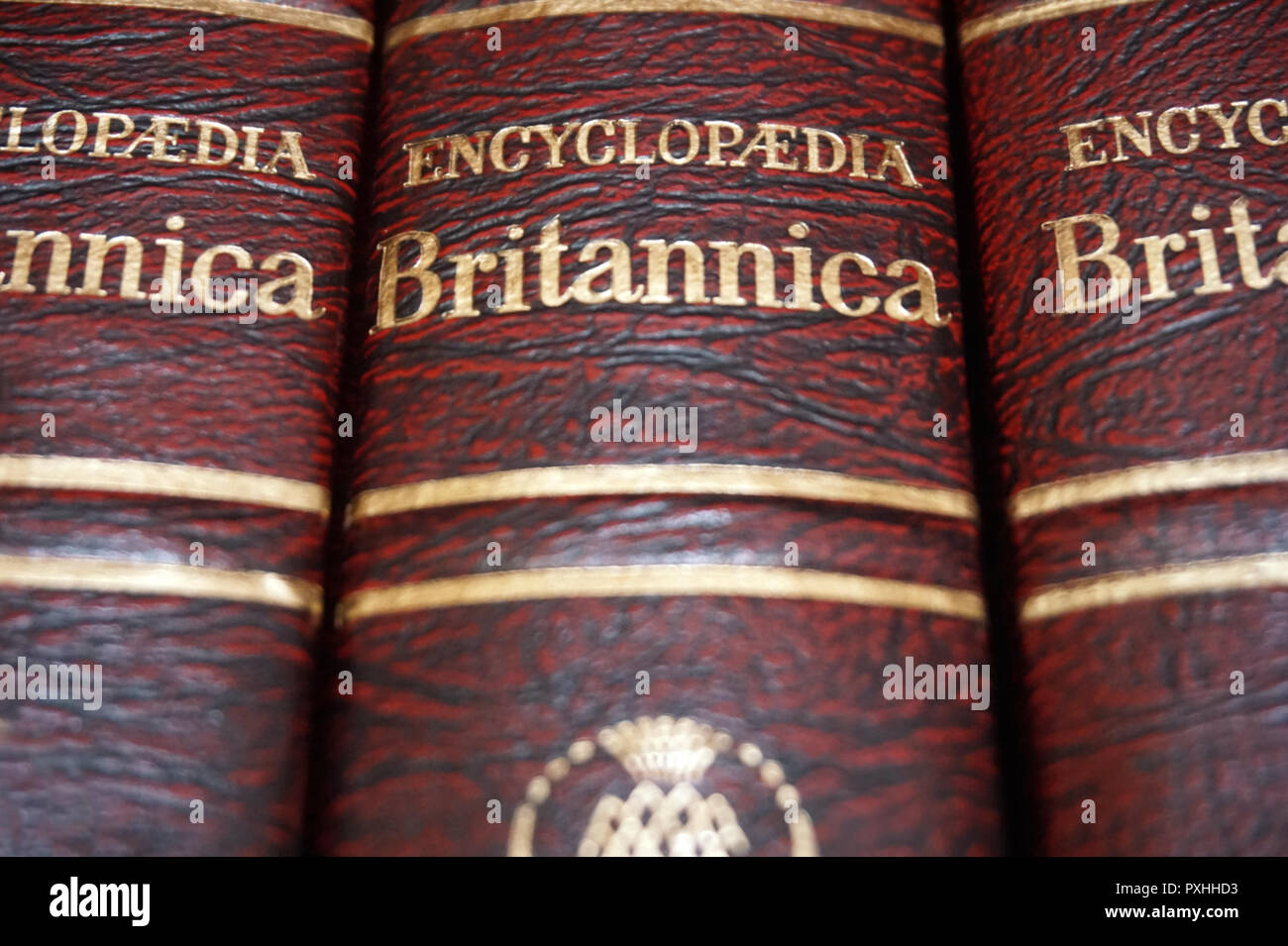 En Rijeka, Croacia, el 25 de septiembre de 2018. Vista superior del volumen Britannica con título, ver de cerca la cubierta roja y dorada Foto de stock
