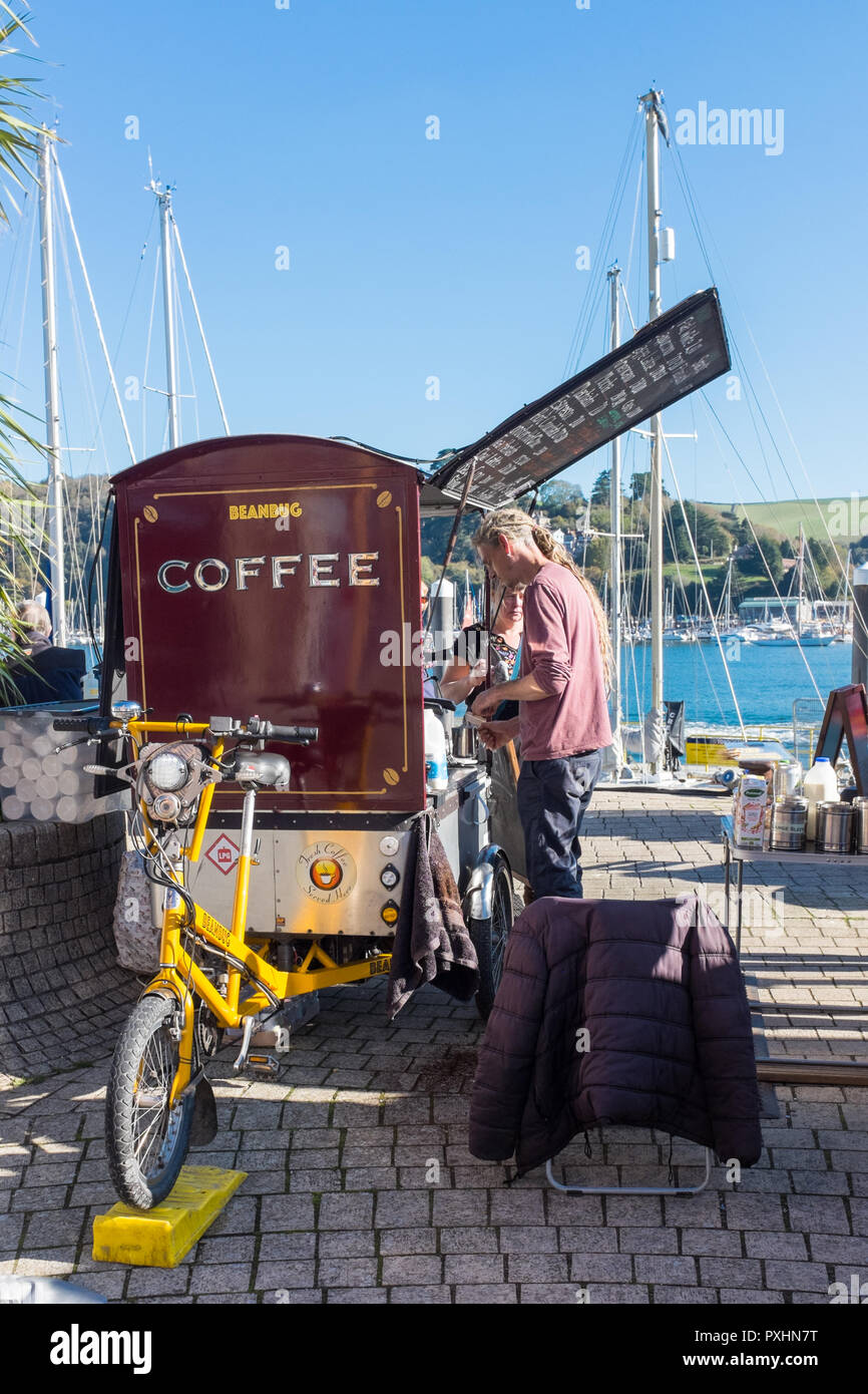 Beanbug café café portátil van a vender bicicletas en Dartmouth, Devon Foto de stock