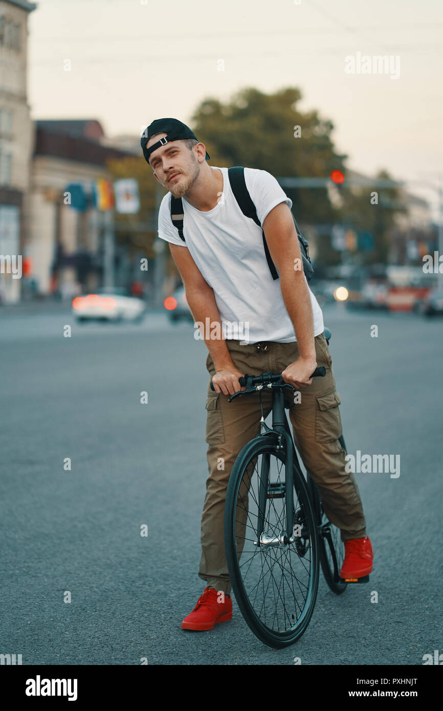 Elegante Hombre con bicicleta para ir a trabajar en la calle. Retrato de jóvenes varones ropa casual con caminando por calles de la ciudad con elegantes bicicleta. Rojo Fotografía