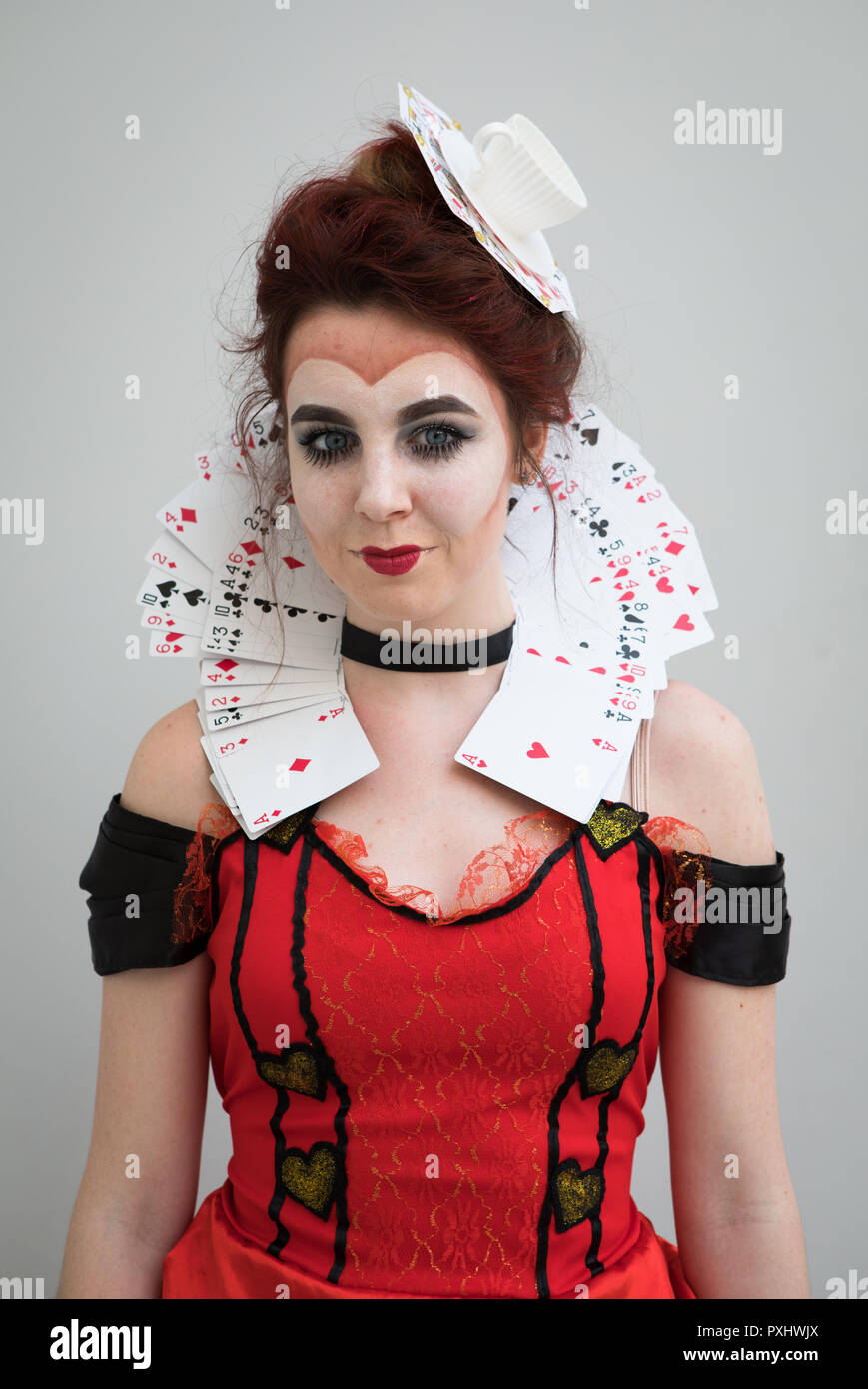 Reina de corazones cosplay fotografías e imágenes de alta resolución - Alamy