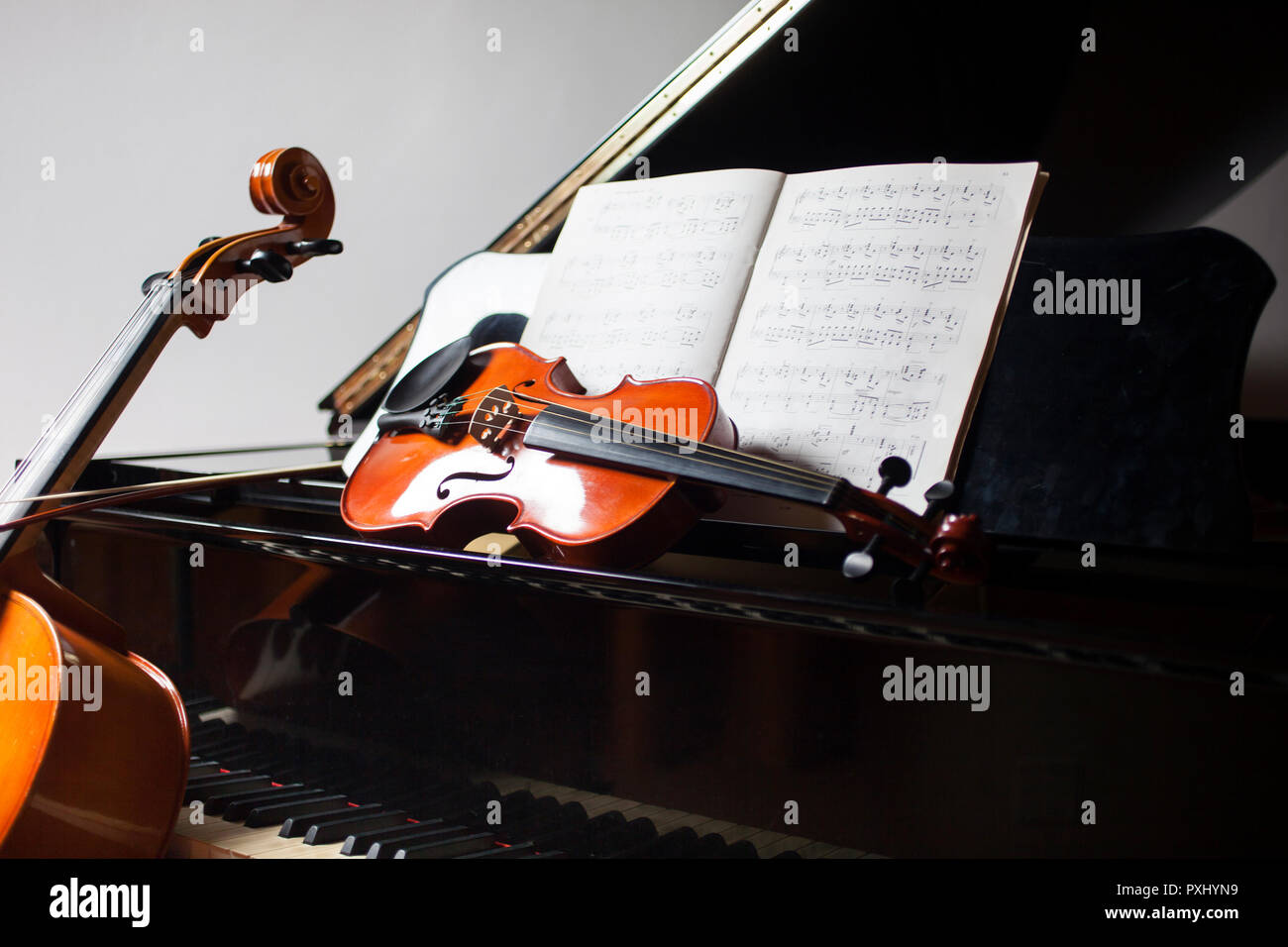 Concepto de música clásica: el violonchelo, violín, piano y una puntuación  Fotografía de stock - Alamy