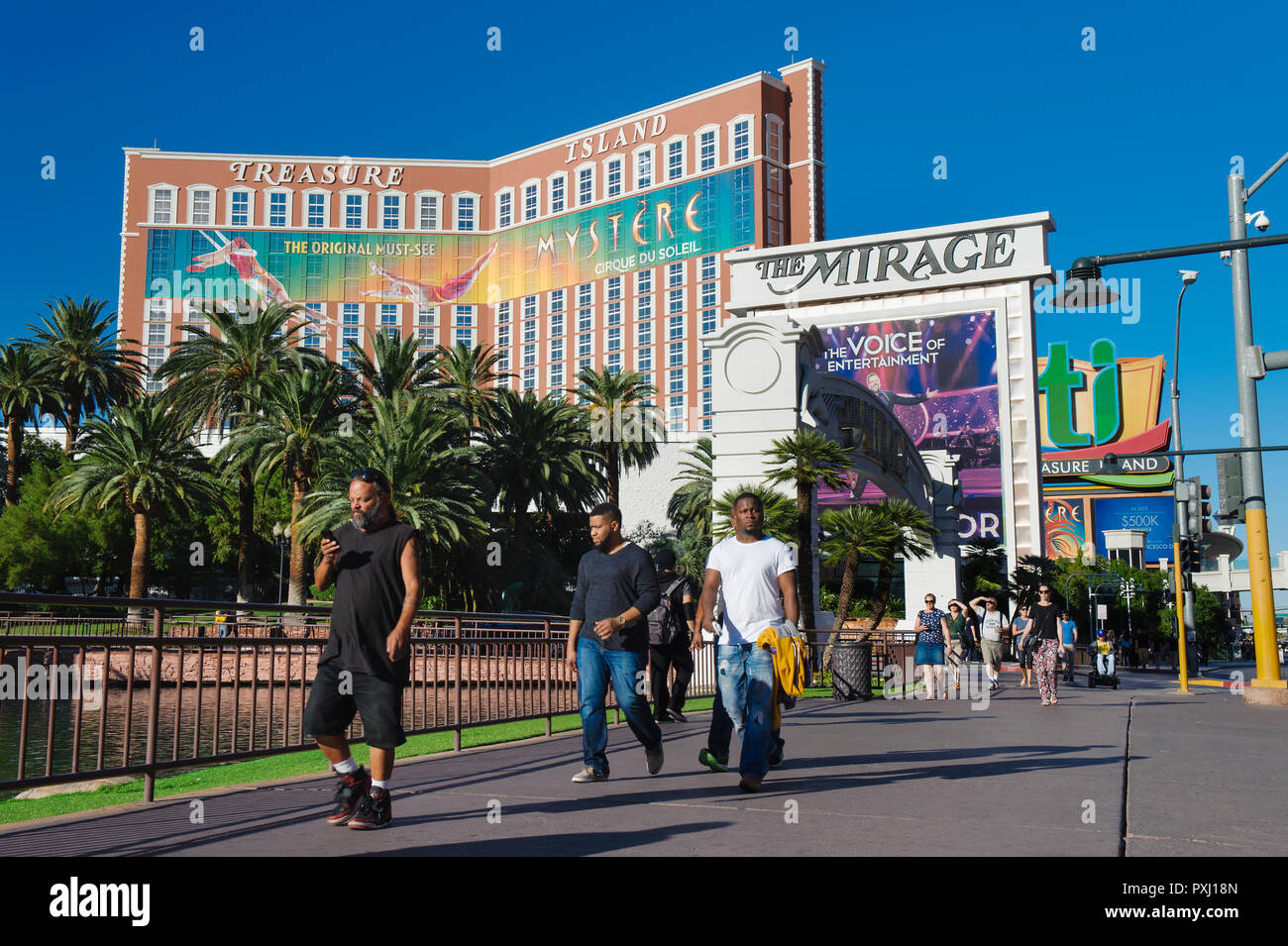 Los peatones caminando en el bulevar de Las Vegas (The Strip) cerca al Mirage y al Treasure Island hoteles. Foto de stock