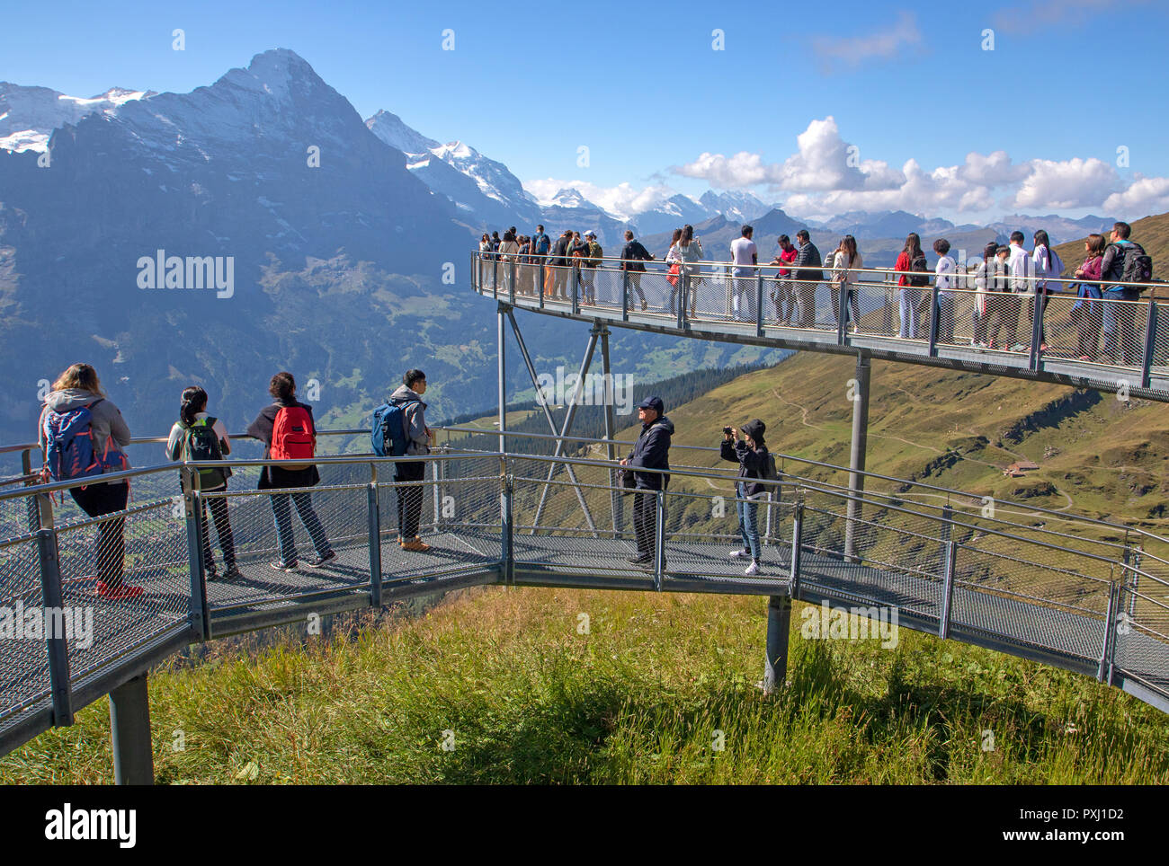 Los visitantes el primer Cliff Walk, mirando a través del Eiger. Foto de stock