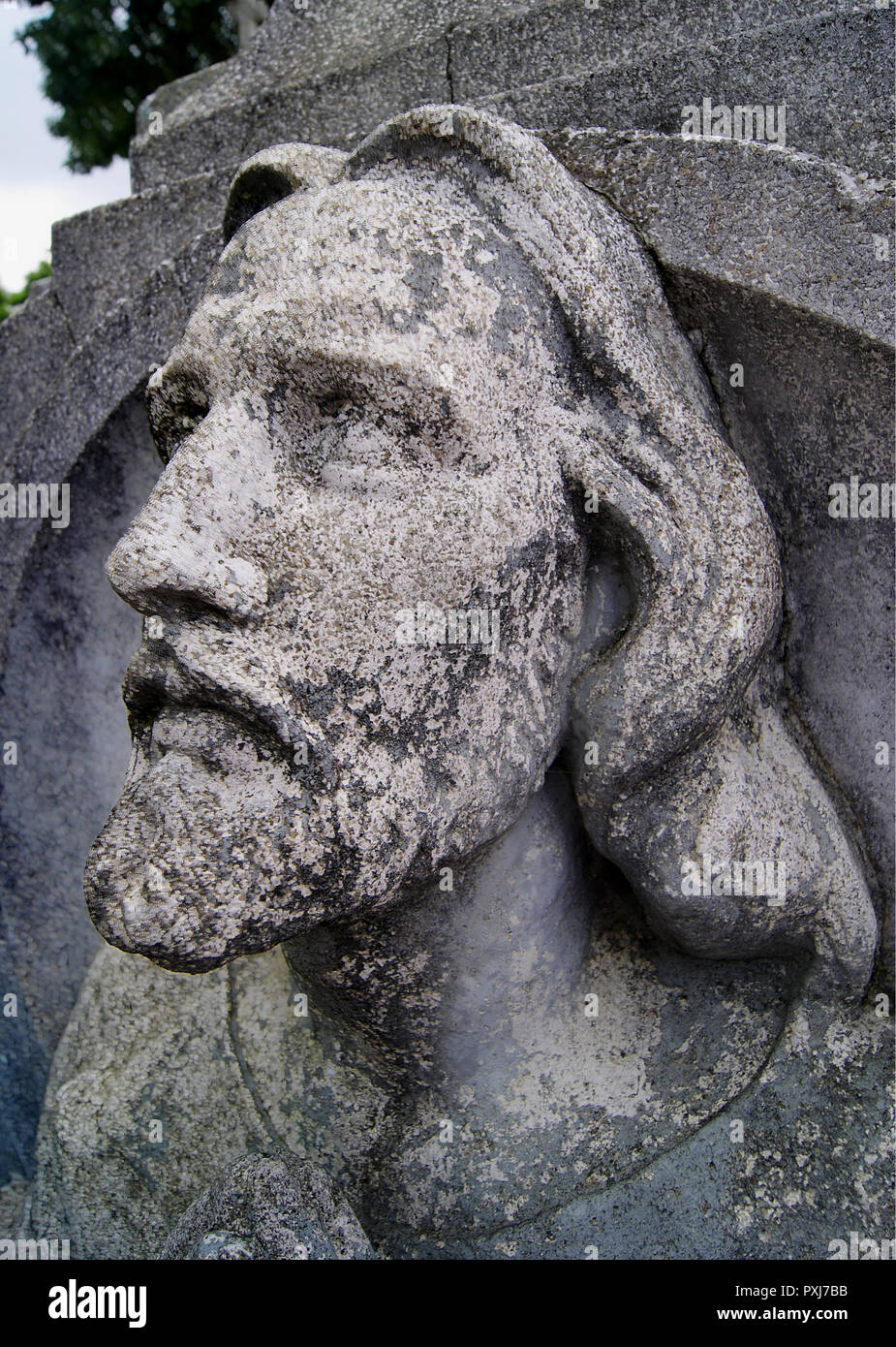 La escultura de piedra, una tumba abandonada en el cementerio de Xalapa