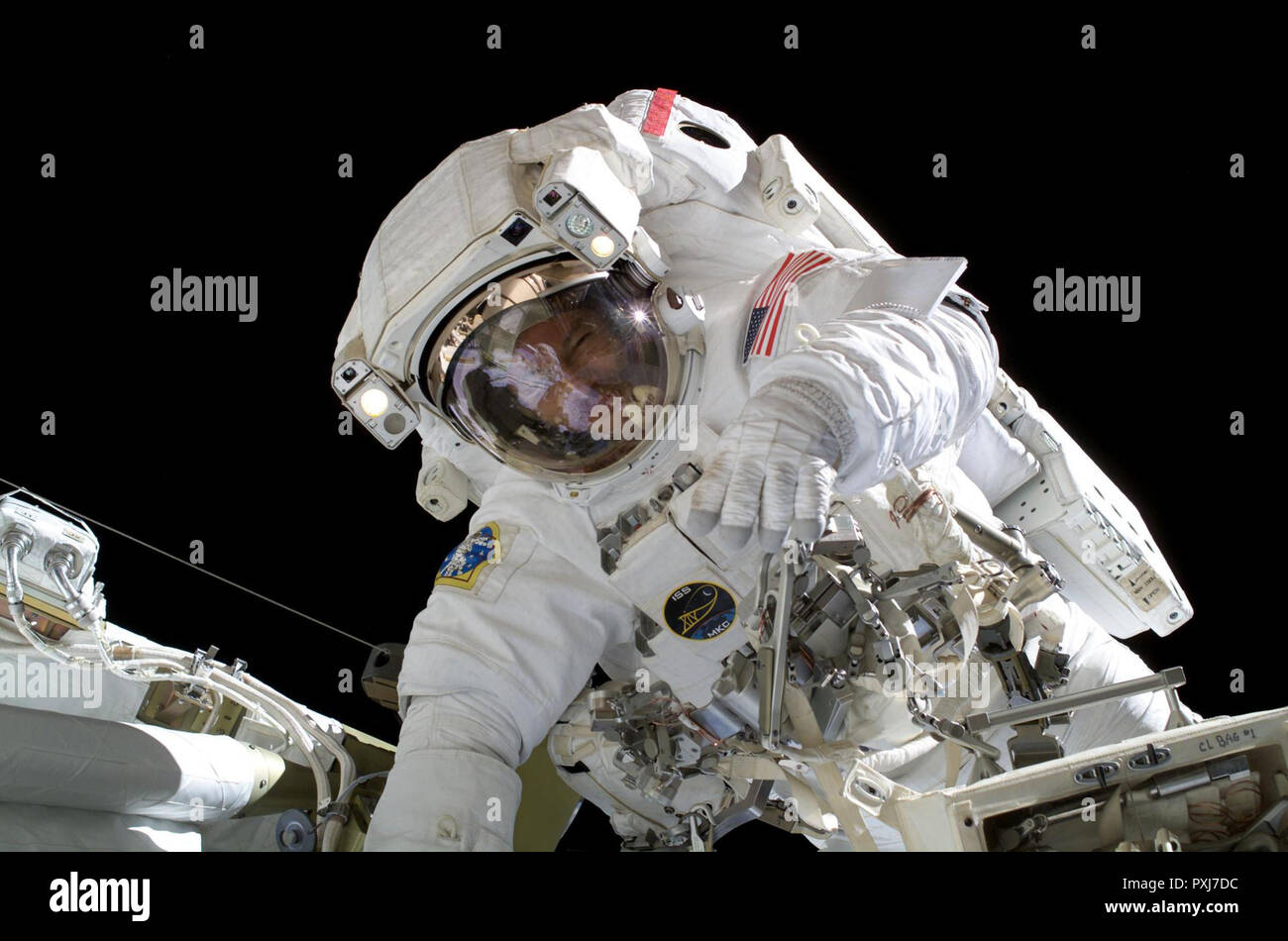 El astronauta Michael E. Lopez-Alegria, comandante de la expedición 14 y el oficial científico de la estación espacial de la NASA, participa en 6 horas, 40 minutos de paseo espacial como continúa la construcción de la Estación Espacial Internacional. Foto de stock