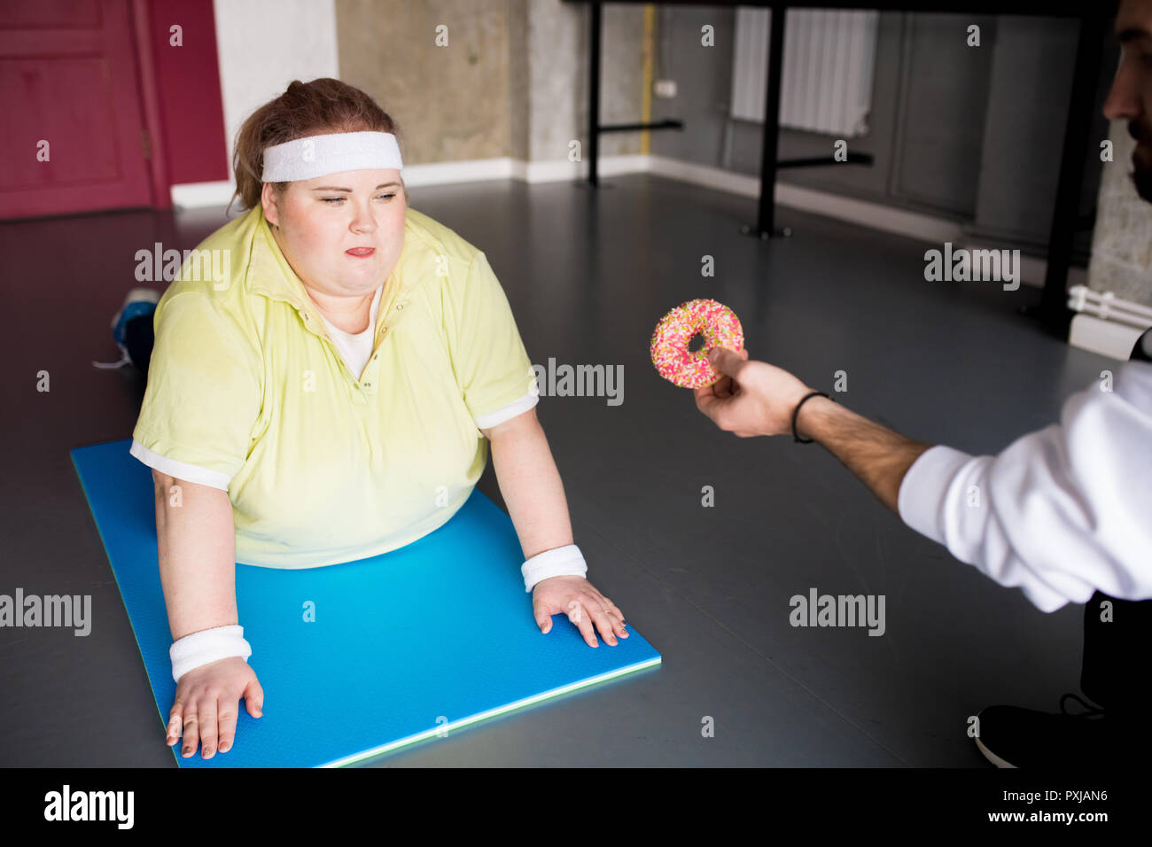 Las mujeres obesas combatiendo la obsesión por la comida Foto de stock