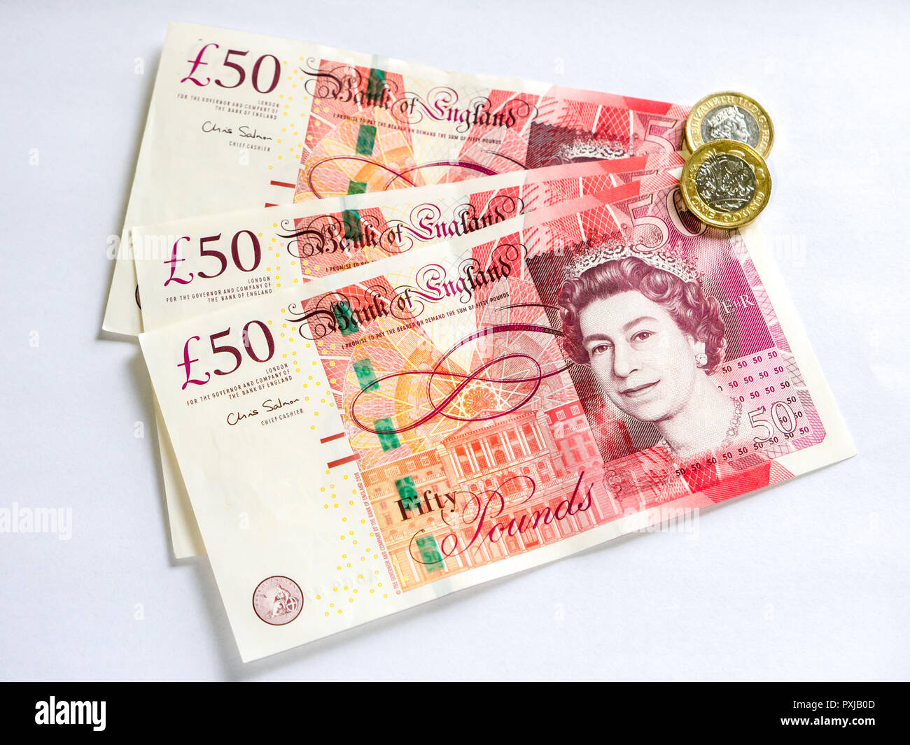New British 50 libras y monedas aislado sobre fondo blanco. Foto de stock