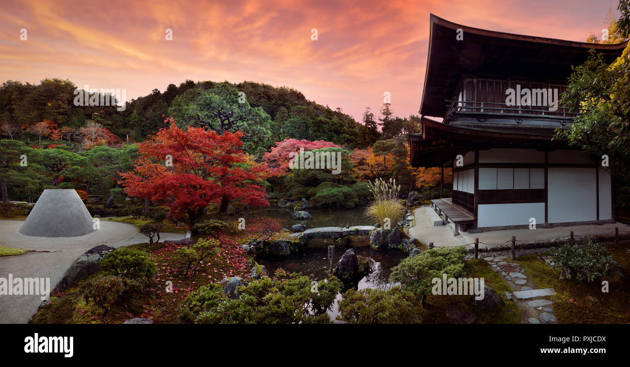 Ginkaku-ji, el Templo del Pabellón de Plata, jardín Zen con Kannon-den hall, Kogetsudai, una estructura de arena que simboliza el Monte Fuji y un estanque en una beauti Foto de stock