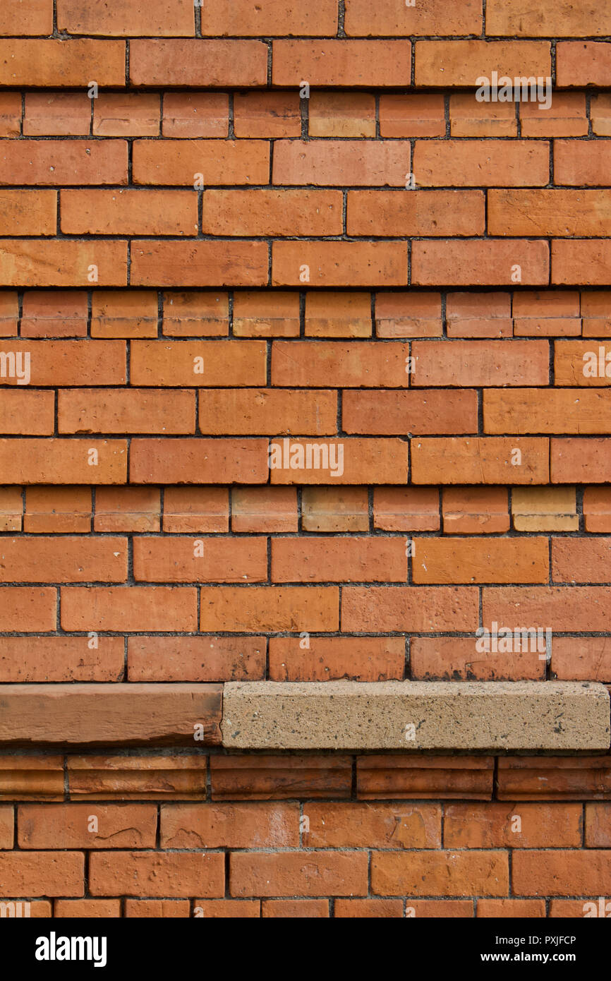 Cerrar vista vertical de una antigua unión de pared de ladrillo marrón  rojizo fondo con filas de ladrillos que sobresale en un jardín inglés bond  patrón Fotografía de stock - Alamy