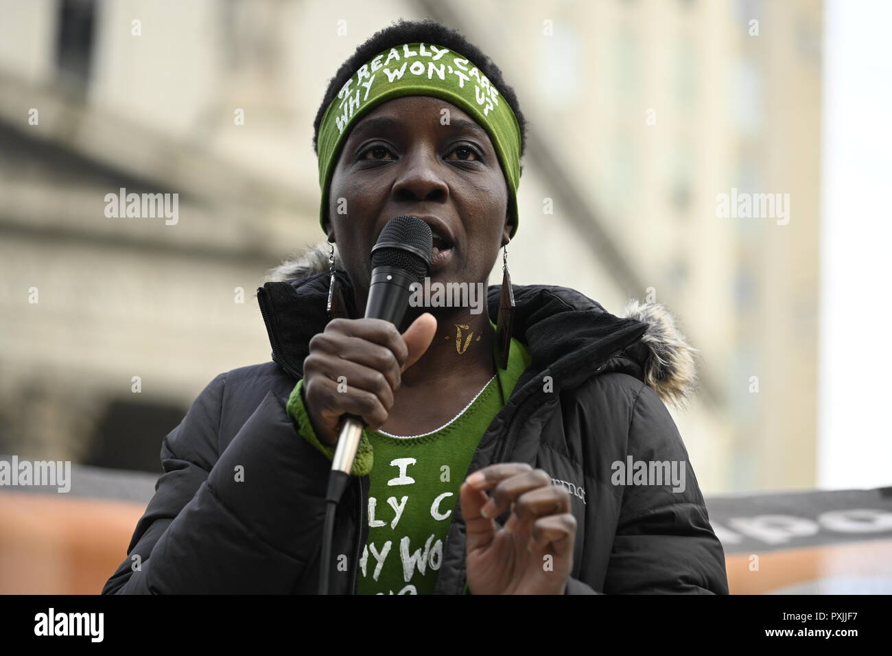 Nueva York, EEUU, 22 Oct, 2018. Patricia Okoumou habla en un mitin contra la brutalidad policial en Foley Square, en el Bajo Manhattan. Fue una de las docenas de eventos similares programadas en ciudades de los Estados Unidos para conmemorar el 23º Día Nacional de Protesta para Parar la Brutalidad Policial, fundada en 1996 por la Coalición 22 de octubre. Okoumou, un nativo de Congo, se enfrenta a un juicio en Dec 17 el allanamiento de morada y otros cargos después de que ella se subió al pedestal de la Estatua de la Libertad, el 4 de julio de 2018, para protestar contra las políticas de inmigración de la administración Trump. Crédito: Joseph Reid/Alamy Live News Foto de stock