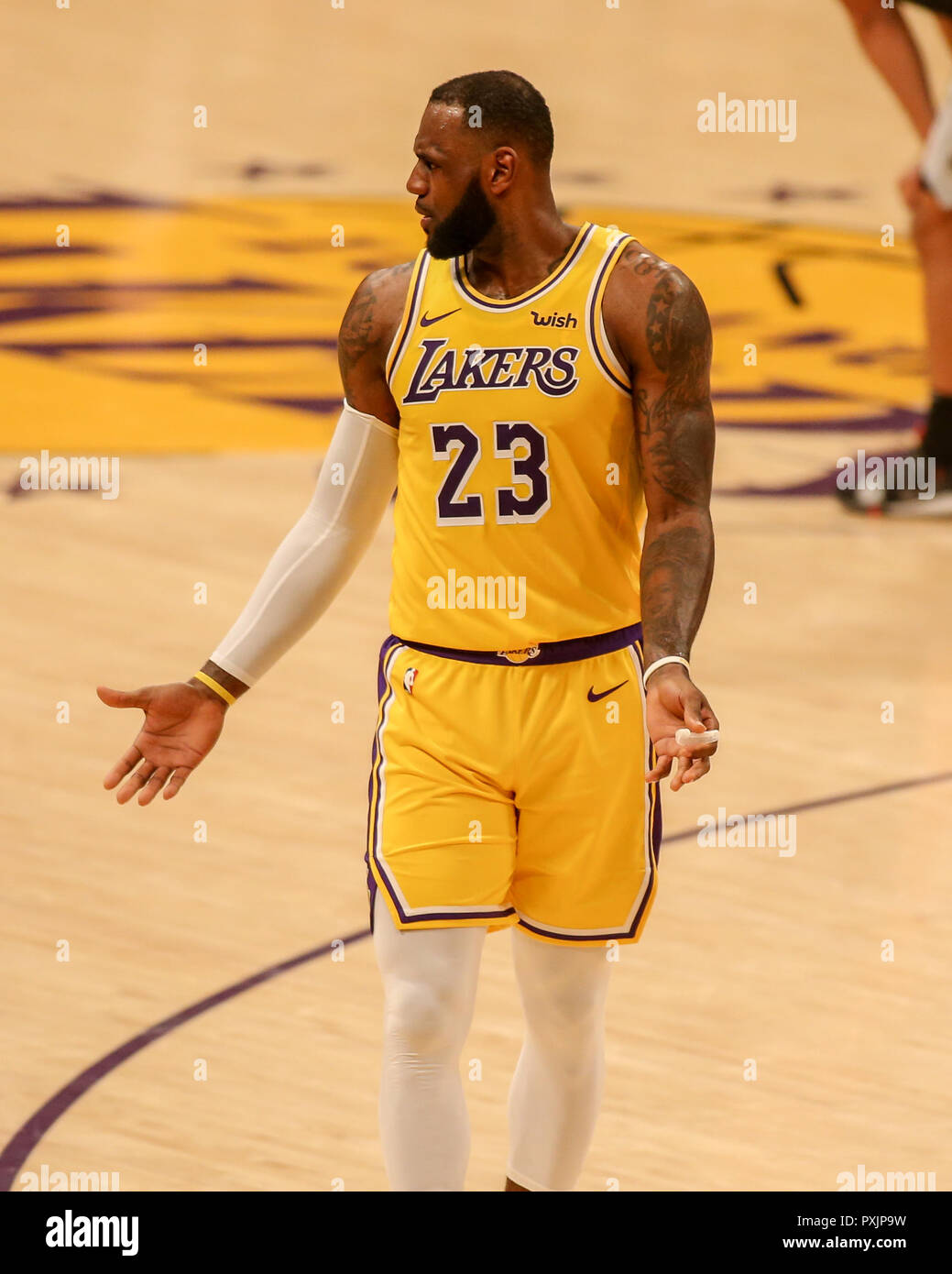 Los Angeles, CA, EE.UU. 22 Oct, 2018. Los Angeles Lakers LeBron James  avance #23 en el de los San Antonio Spurs vs Los Angeles Lakers en el  Staples Center, el 22 de