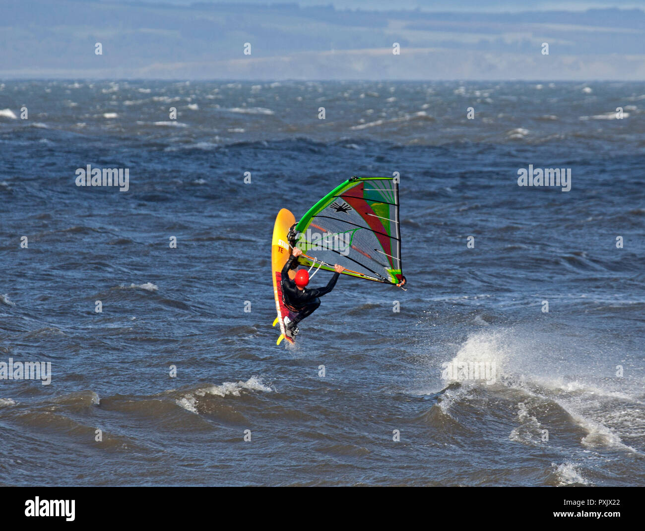 Gullane, East Lothian, Escocia, Reino Unido, 23 de octubre de 2018 el clima del Reino Unido, 14 grados con sol y vientos de 44km/h y rachas de 57 km/h, los windsurfistas estaban tomando ventaja de las condiciones de viento Foto de stock