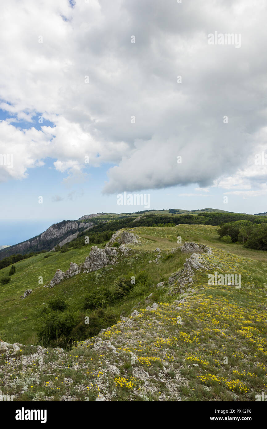 Las montañas verdes y nubes bajas Península de Crimea naturaleza paisaje del fondo Foto de stock