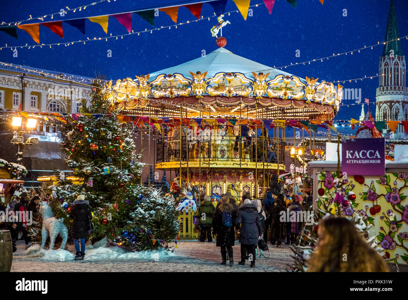 Mercado de Navidad feria con carrusel en Moscú, Rusia Foto de stock