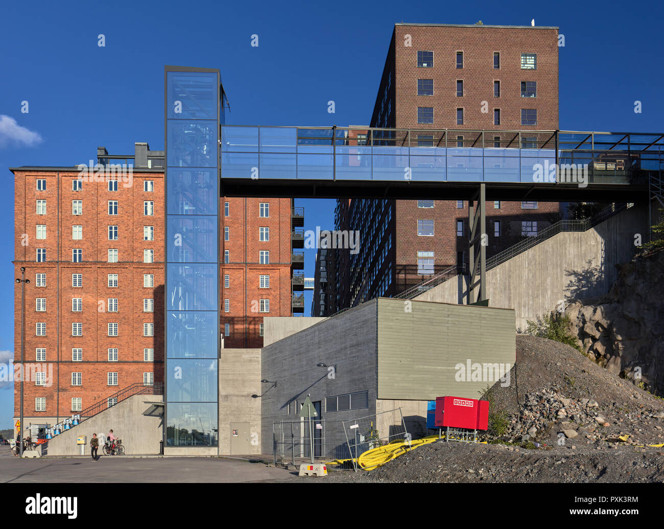 Vista cercana en la singular arquitectura de Kvarnholmen con un ascensor de cristal y de paso (en Estocolmo, Suecia) Foto de stock