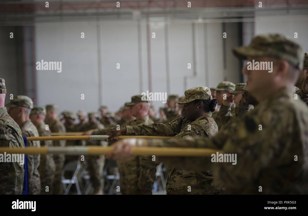 Aviadores de la 455a ala expedicionaria aérea baje su grupo guidons como el himno nacional es cantado durante una ceremonia de cambio de mando en el aeródromo de Bagram, Afganistán, 3 de junio de 2017. Durante la ceremonia, Brig. Gen. Jim Sears cesó en el mando de la 455AEW Brig. Gen. Craig Baker. Foto de stock