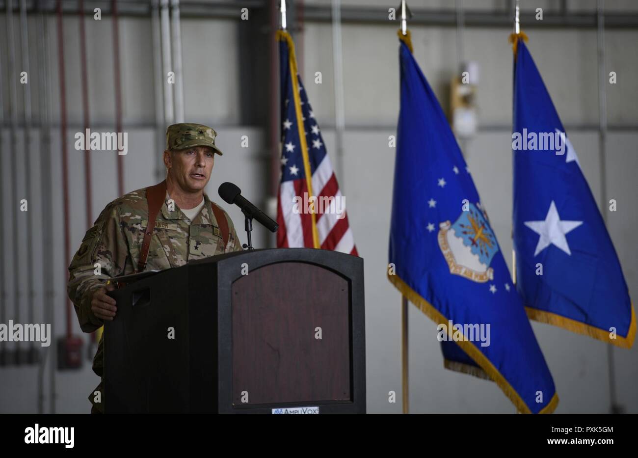 Brig. Gen. Craig Baker, el comandante de ala expedicionaria aérea 455A, habla con 455AEW de aviadores y distinguidos invitados durante una ceremonia de cambio de mando en el aeródromo de Bagram, Afganistán, 3 de junio de 2017. Como el comandante de la 455AEW, Baker dirigirá la premier de aire de contraterrorismo de la misión en Afganistán. Las operaciones del ala que el decidido apoyo de la OTAN a la misión con éxito, asesorar, capacitar y prestar asistencia a las fuerzas militares y de seguridad de Afganistán, y restringir y disuadir la amenaza terrorista en la región. Foto de stock