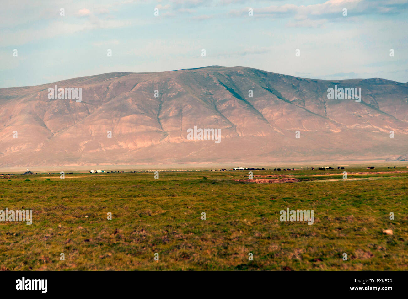 Fallo-uplifted cordillera cerca Galuut, Provincia Bayankhangor, Mongolia Foto de stock