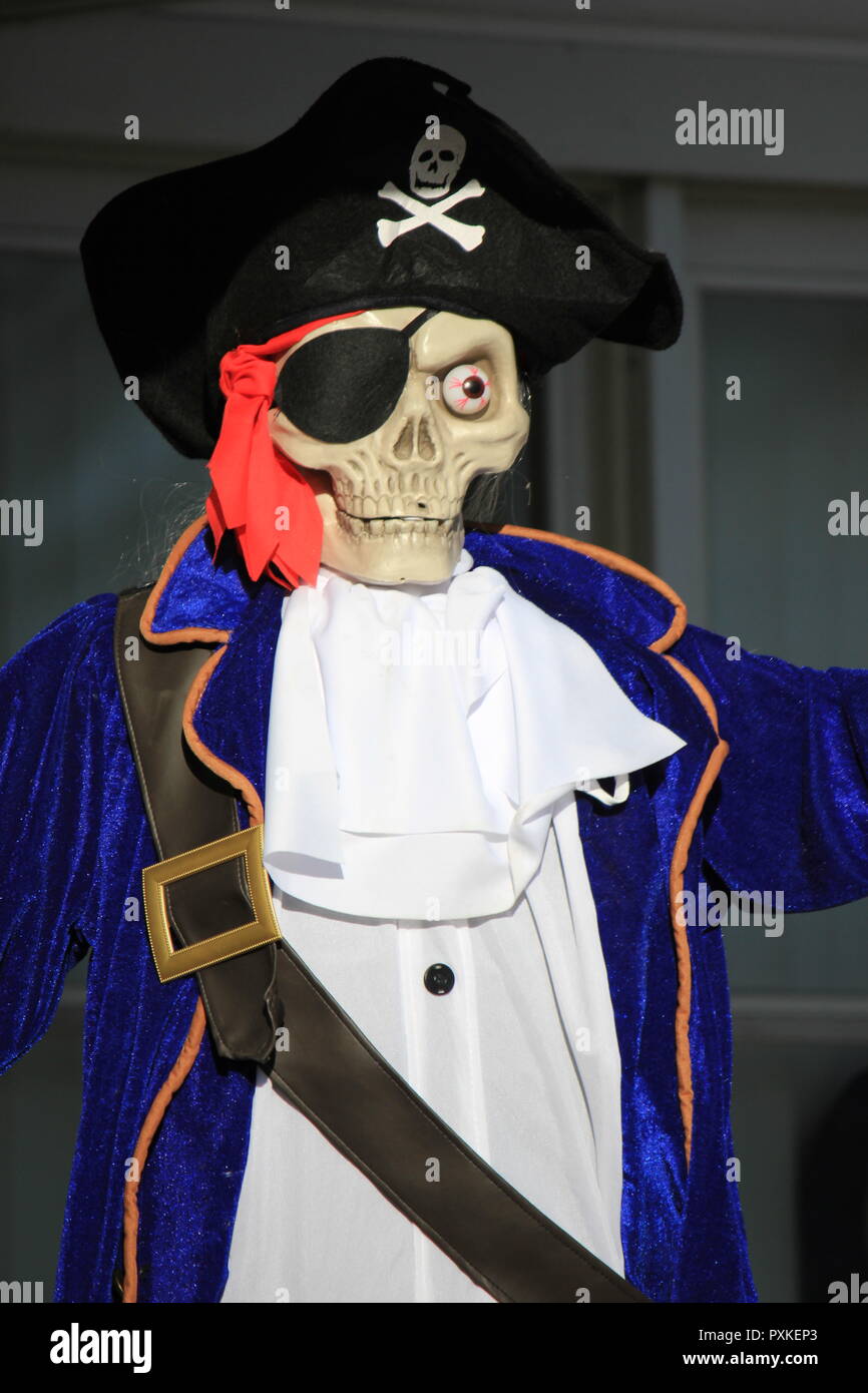 Barco fantasma capitán pirata esqueleto con un parche en el ojo y un  uniforme del capitán como una decoración de Halloween aparece en un césped  delantero Fotografía de stock - Alamy