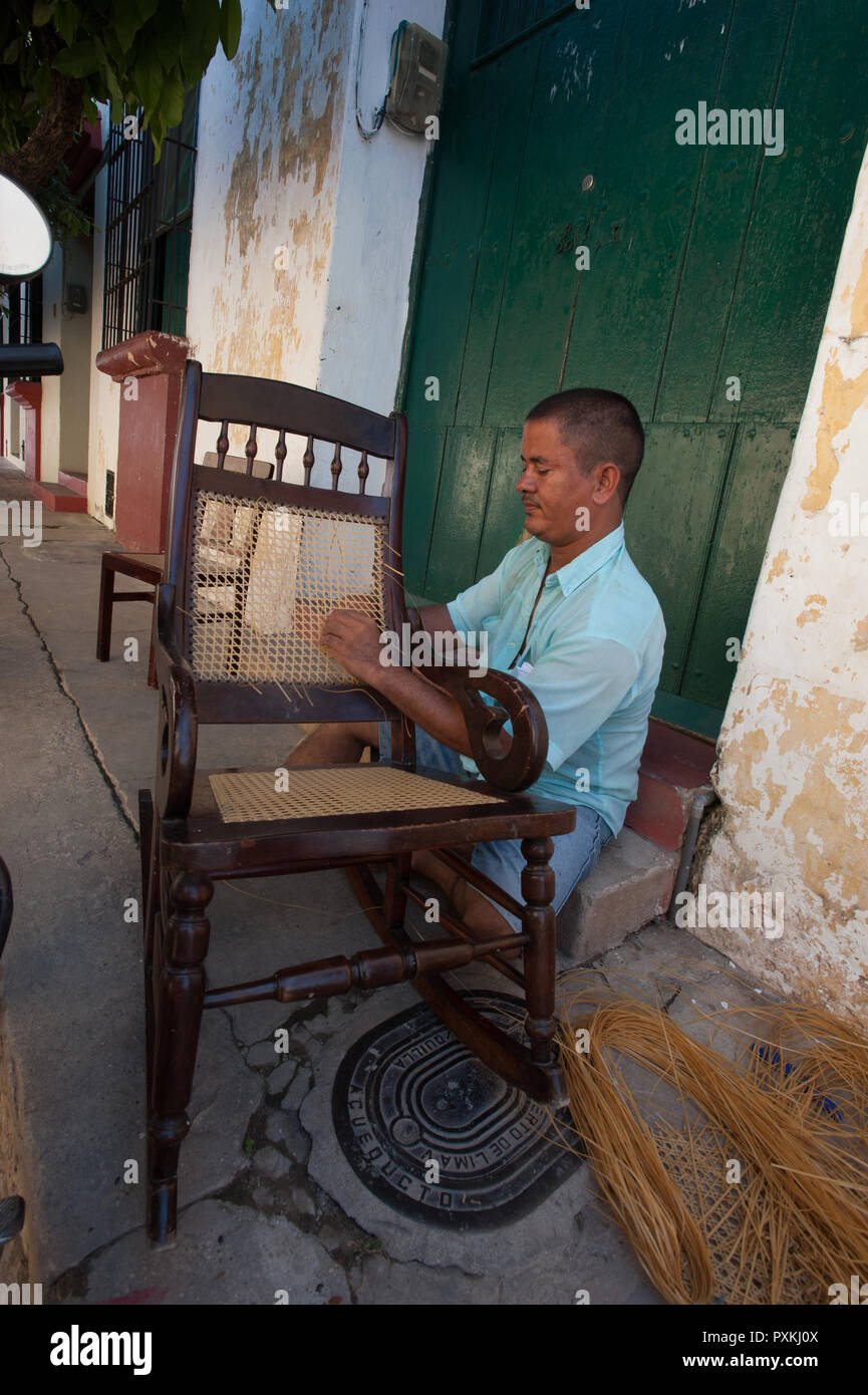 La mecedora Momposina es una tradición local que se exportan a todo el  mundo. En cada casa hay al menos un Mompox.Los trabajos de acabado, sobre t  Fotografía de stock - Alamy