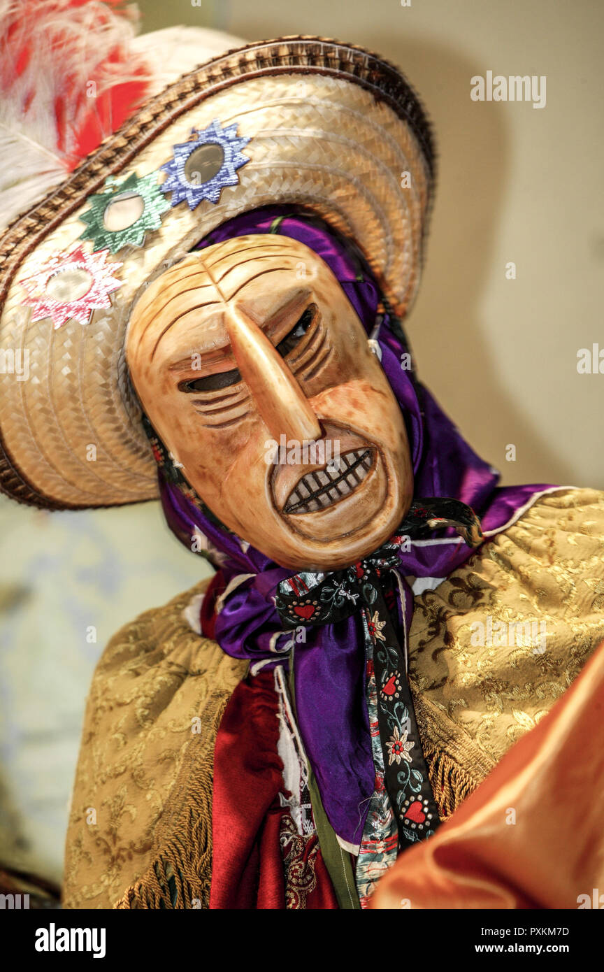 Perú Mann Maske Maskiert Tracht Kostuem Retrato Einheimische tradición Brauchtum Hut folclore Reisen Tourismus Geografía Amerika Mittelamerika Foto de stock