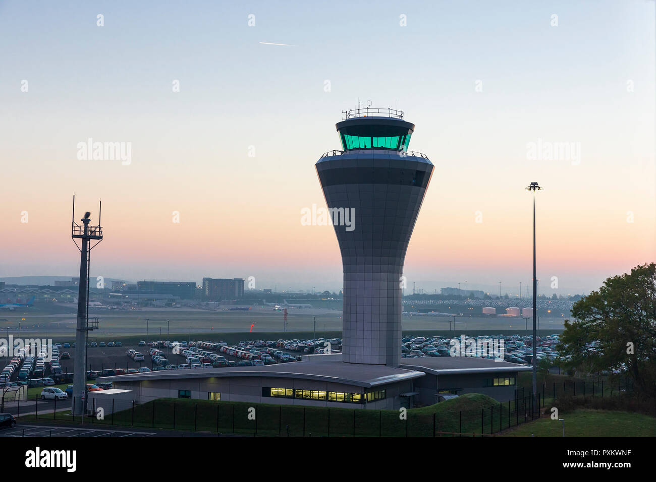 Vista del amanecer de la Torre de Control del Tráfico Aéreo en el aeropuerto de Birmingham en las Midlands, Inglaterra, Reino Unido. Foto de stock