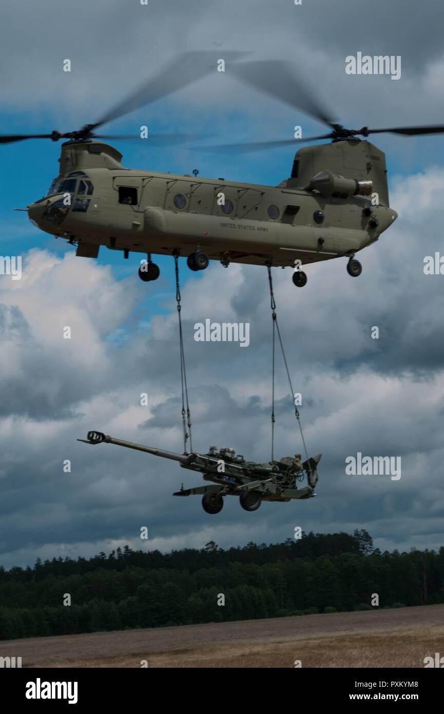 El Grupo de Batalla Polonia soldados estadounidenses realizar carga de eslinga formación con 10ª Brigada de Aviación de Combate helicópteros CH-47 a cerca del helipuerto Rostki Bemowo Piskie Area de Formación El 7 de junio durante la huelga de Sable 17. Huelga de sable 17 es un ejército de los EE.UU. Europa multinacional dirigida por fuerzas combinadas ejercicio realizado anualmente para mejorar la alianza de la OTAN a lo largo de la región del Báltico y Polonia. Este año el ejercicio incluye integrado y sincronizado de formación orientadas a la disuasión diseñado para mejorar la interoperabilidad y la disposición de los 20 militares de las naciones participantes. Foto de stock