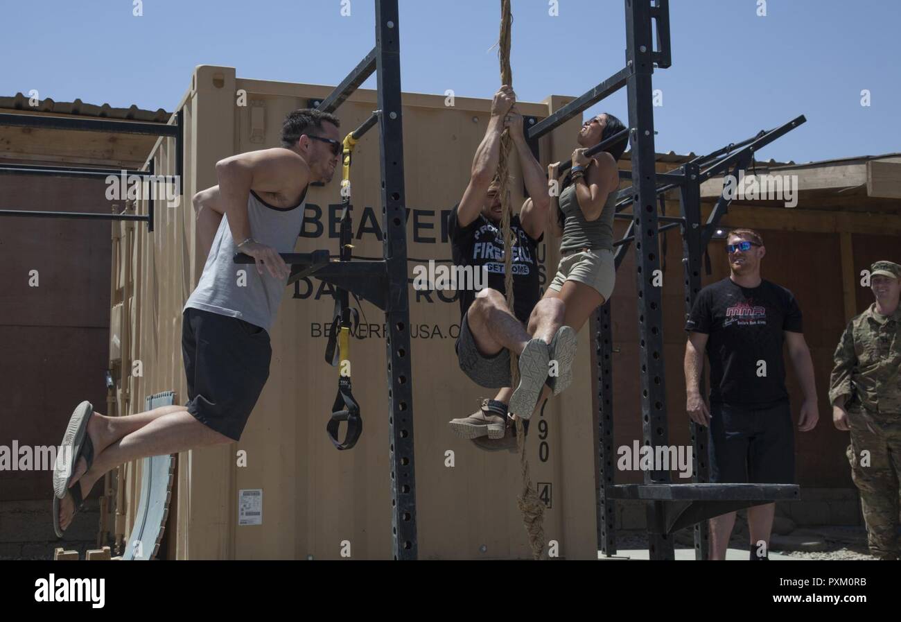 Los atletas de UFC de izquierda, Jake Ellenberger, Diego Sanchez, y Emily Miller, el ejercicio mientras visitaba los paracaidistas del ejército de EE.UU. en el campamento de Swift, Iraq, 5 de junio de 2017. Los atletas participaron en los deportes profesionales MVP JAULA MMA Crusader Tour y visitó a los miembros del servicio desplegado en apoyo de la Combined Joint Task Force-Operation inherente resolver. CJTF-OIR es la coalición global para derrotar a ISIS en Iraq y Siria. Foto de stock