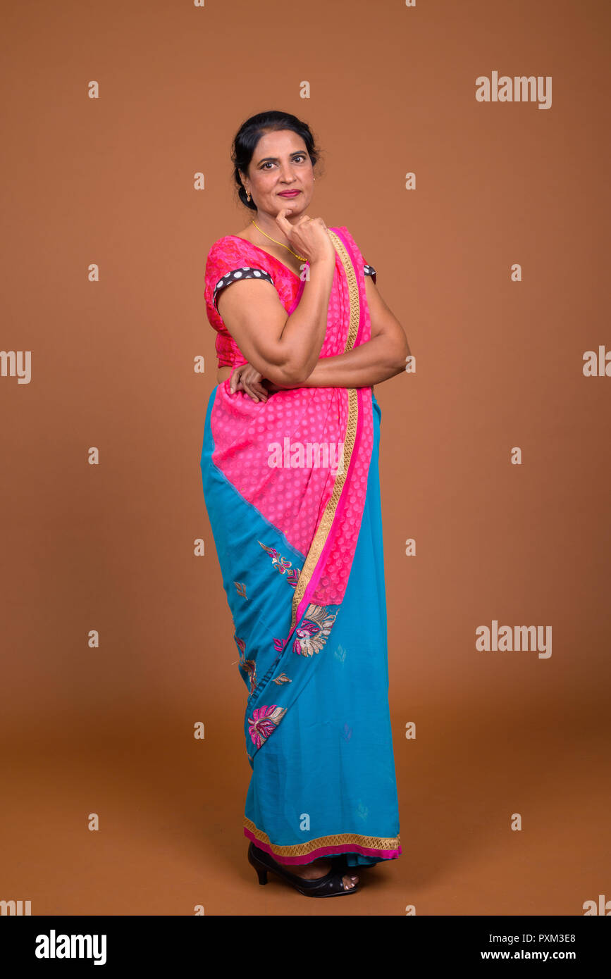 Filmación completa del cuerpo de la mujer india, vistiendo ropa tradicional  india Sari y el pensamiento Fotografía de stock - Alamy