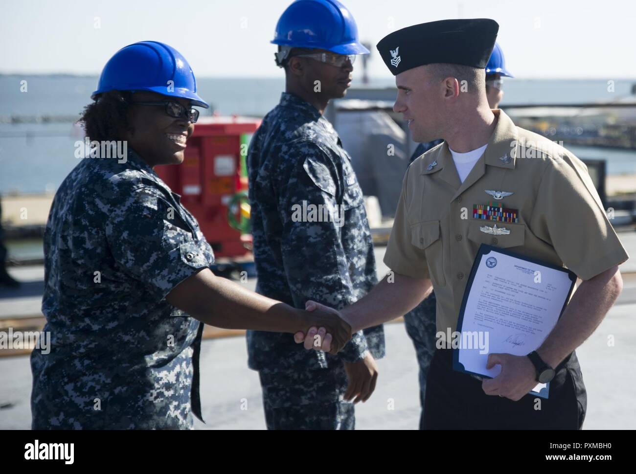 NORFOLK (Junio 9, 2017) comunicaciones interiores electricista de