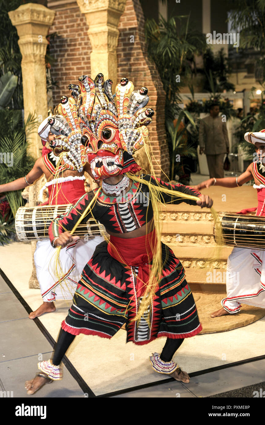 Sri Lanka Ceilán Mann Taenzer Maske Tracht Kostuem Kleidung Einheimische tradición Brauch Traditionell Kultur Brauchtum folclore Reisen Tourismus Geog Foto de stock