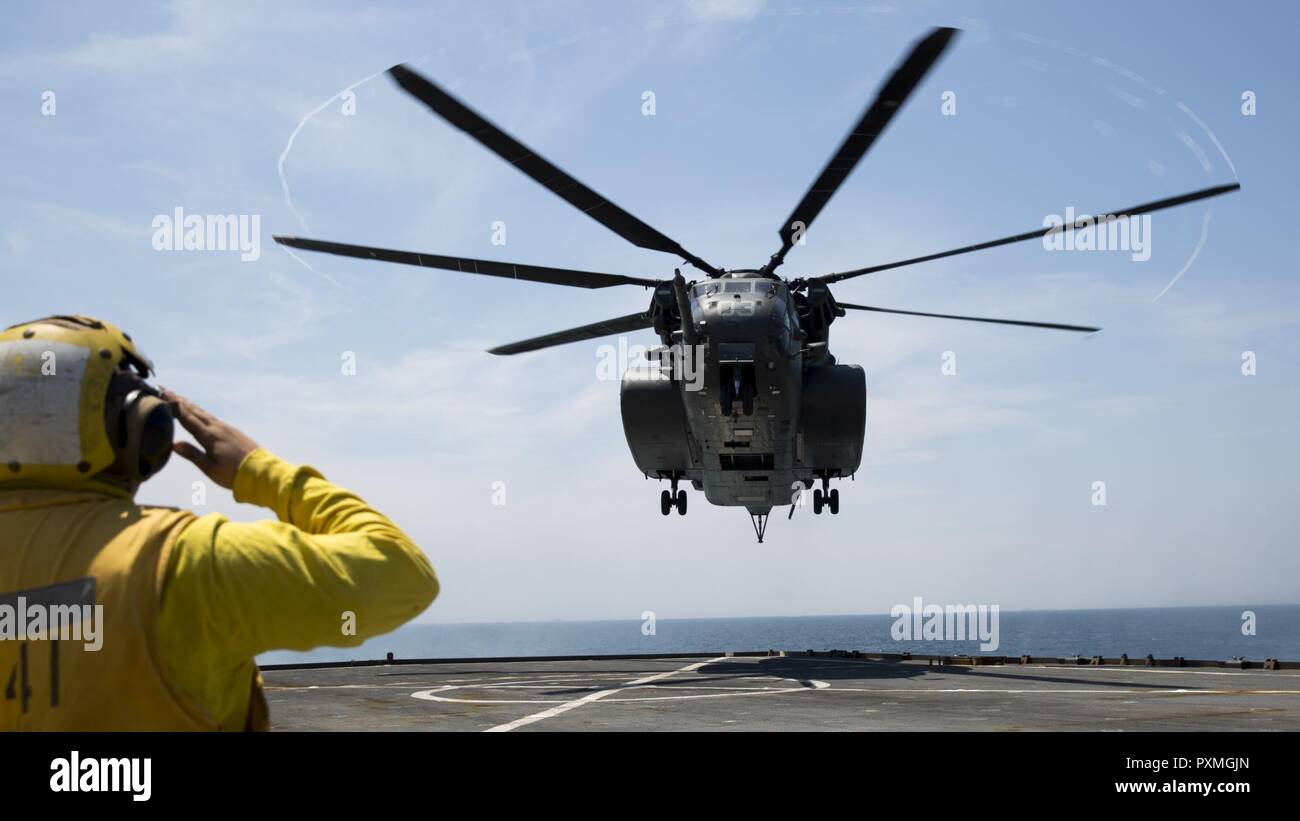 https://c8.alamy.com/compes/pxmgjn/un-helicoptero-mh-53-realiza-vuelos-de-practicas-a-bordo-del-uss-whidbey-island-lds-41-13-de-junio-de-2017-el-personal-militar-de-todo-el-departamento-de-defensa-estan-haciendo-preparativos-para-sail-boston-2017-para-exhibir-sus-vastas-cabailities-al-publico-los-marineros-realizan-vuelos-de-practicas-en-preparacion-para-mostrar-las-capacidades-de-un-helicoptero-mh-53-los-marineros-estan-asignados-a-hm15-pxmgjn.jpg