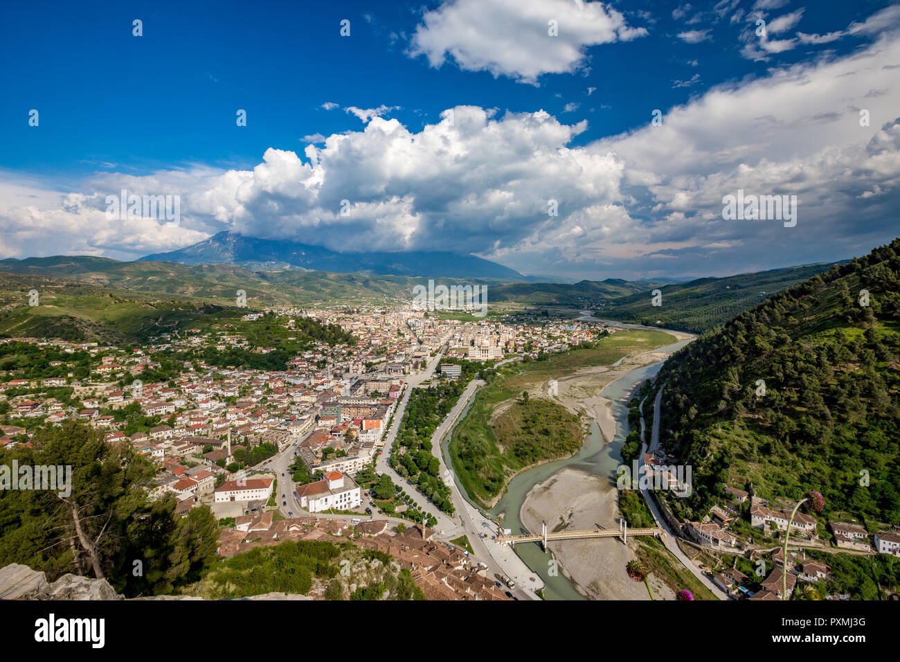 Un alto ángulo de visualización horizontal en el antiguo castillo del casco histórico de la ciudad de Berat, en Albania, Patrimonio de la Humanidad por la UNESCO, paisajes primavera día con Foto de stock