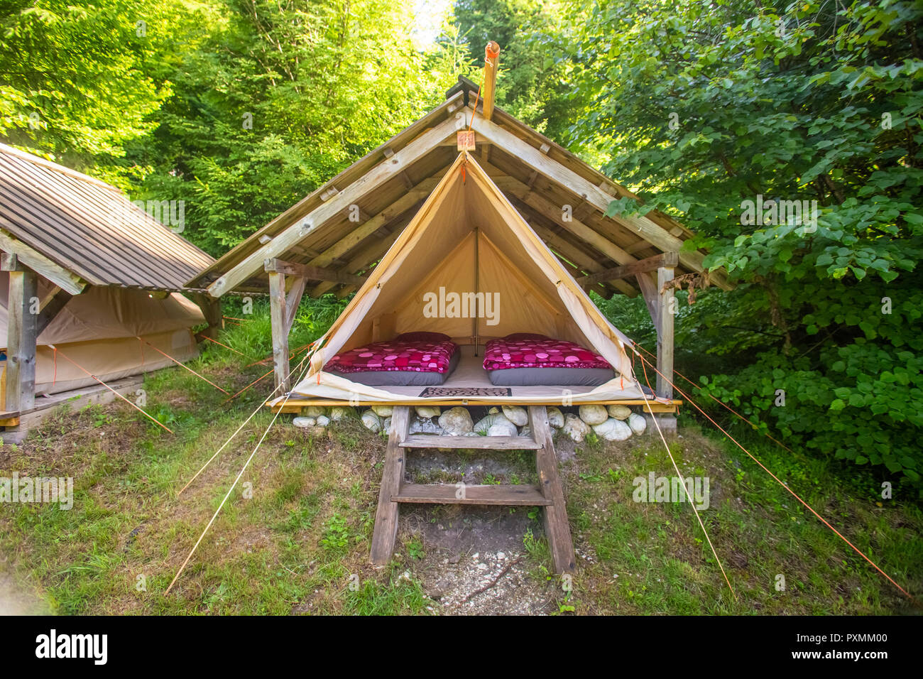 Cute tiendas de tela protegida por cabañas de madera en la adrenalina  verificar eco campamento, Eslovenia Fotografía de stock - Alamy