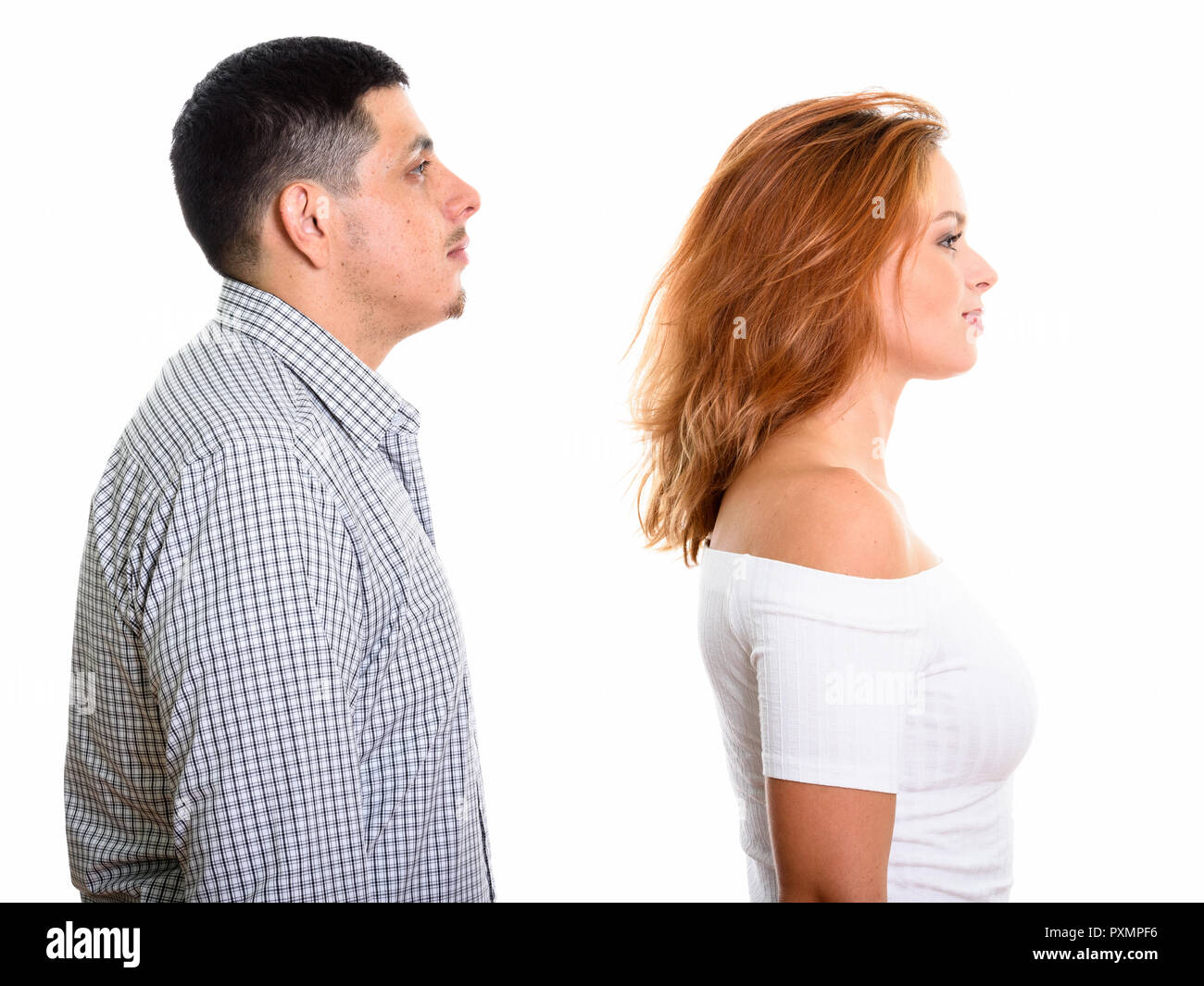 Vista de perfil de pareja joven hispana mirando a la derecha juntos Foto de stock