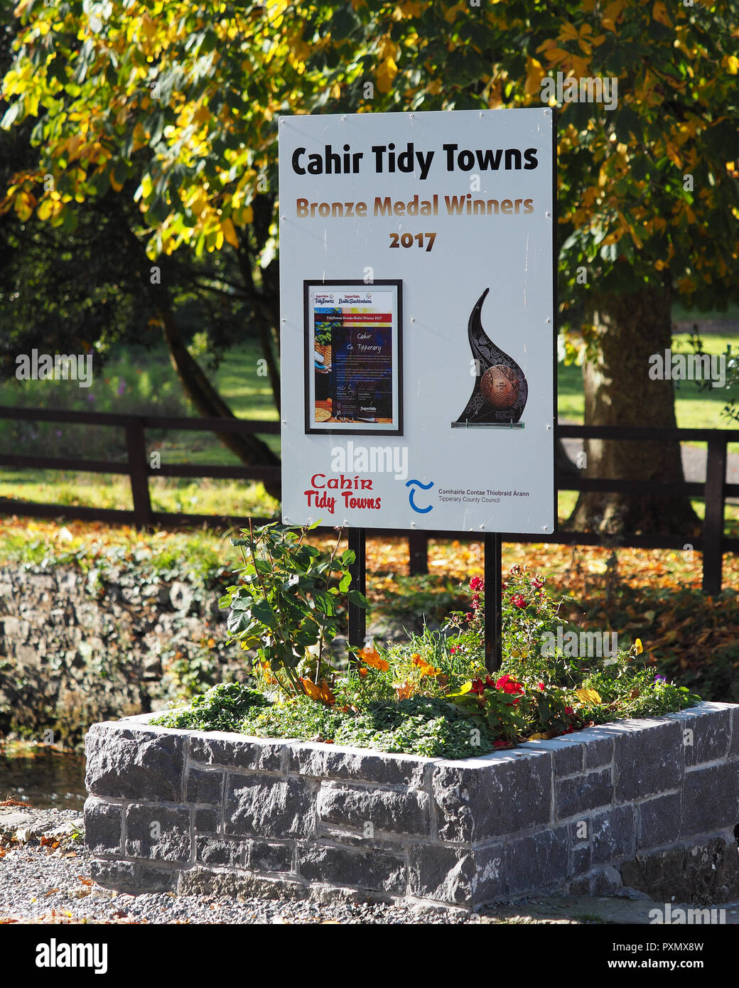 Firmar junto al Castillo de Cahir en Tipperary, Irlanda, mostrando que la ciudad Cahir fue ganador de una medalla de bronce en el concurso de ciudades ordenado 2017. Cahir, Tipperary, Foto de stock