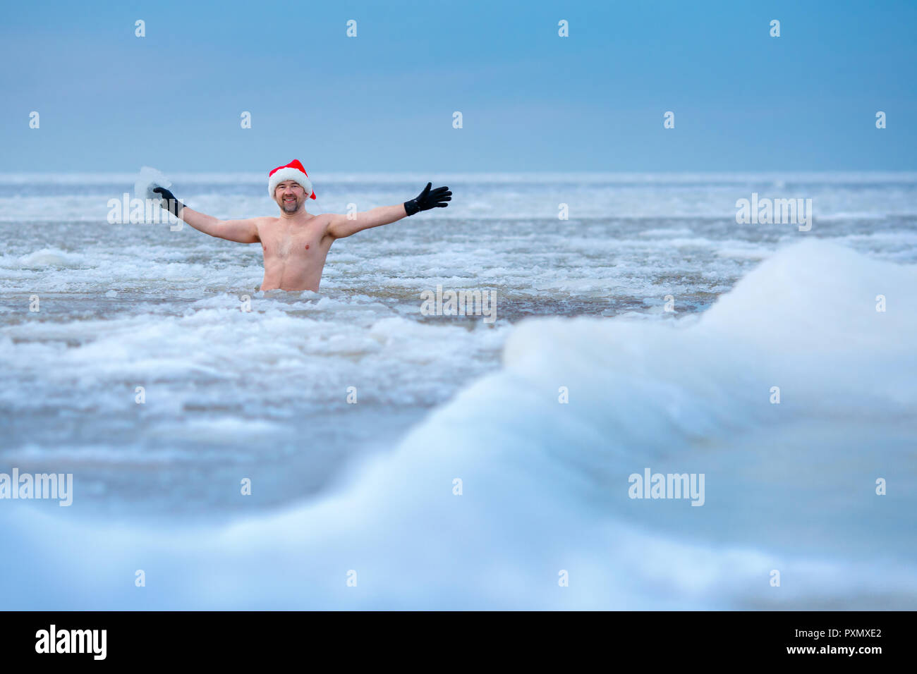 Invierno bañados en un gorro de Santa Claus permanece en un mar helado Foto de stock