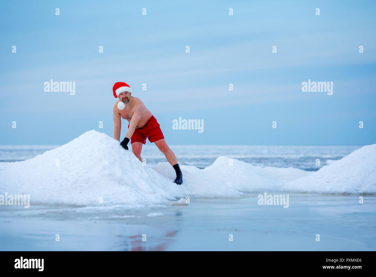 Invierno bañados en un gorro de Santa Claus permanece en un mar helado Foto de stock