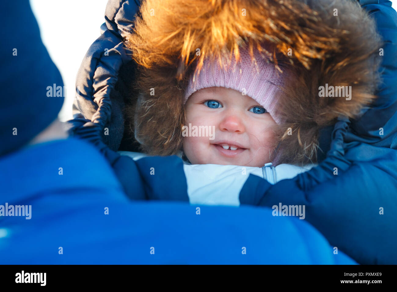 Close Up retrato de dulce niña recién nacida envuelta en sobres de invierno Foto de stock